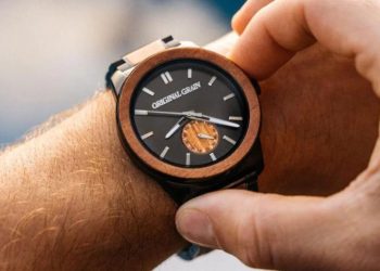 how to wind a watch
