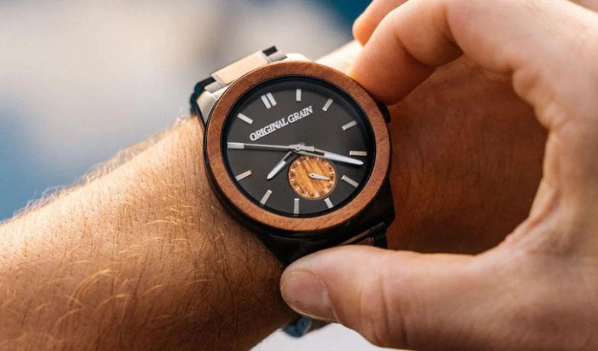 how to wind a watch