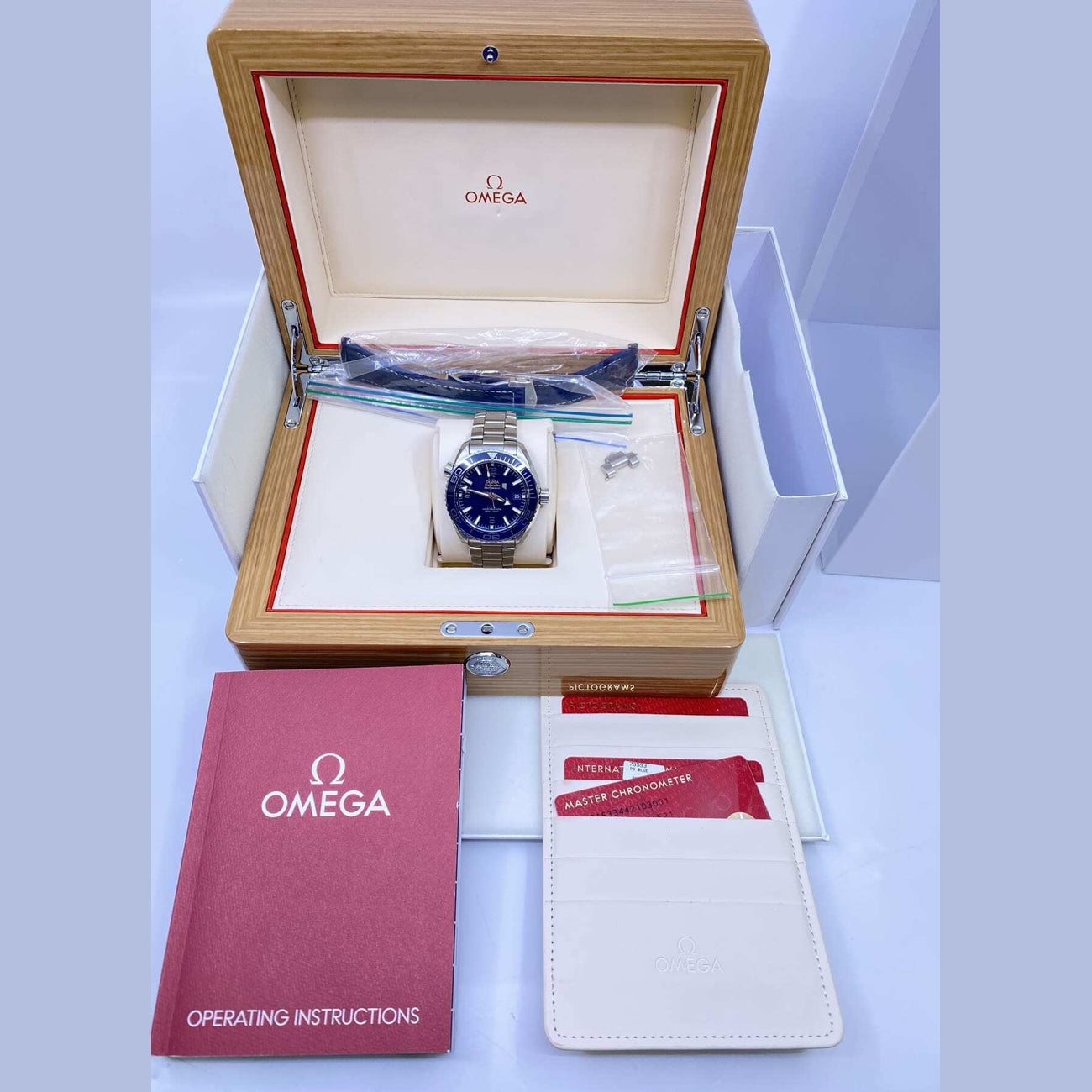 Planet Ocean 600M Omega Co‑Axial Master Chronometer 43.5 mm 215.33.44.21.03.001