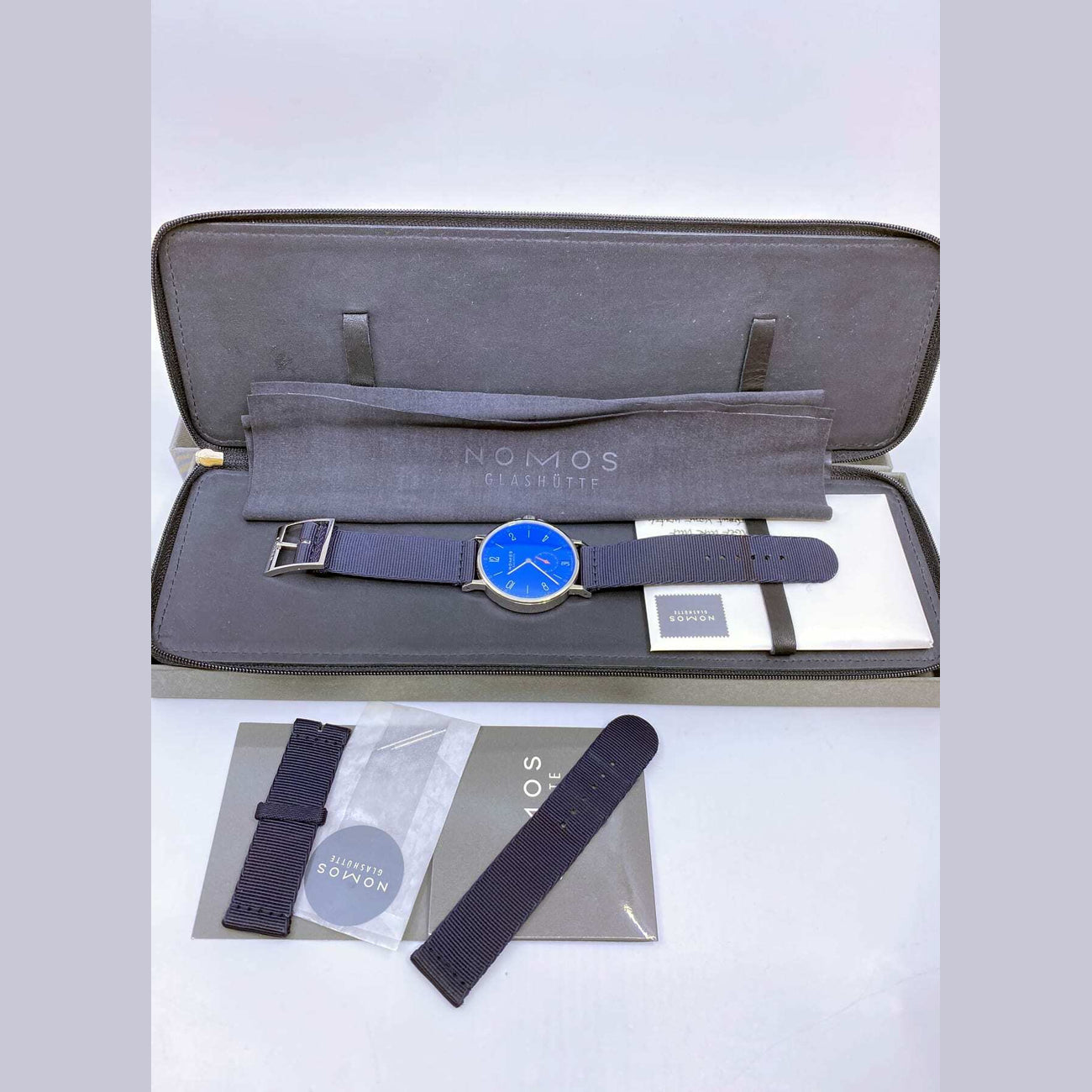 NOMOS Glashütte Ahoi Datum Signalblau 554