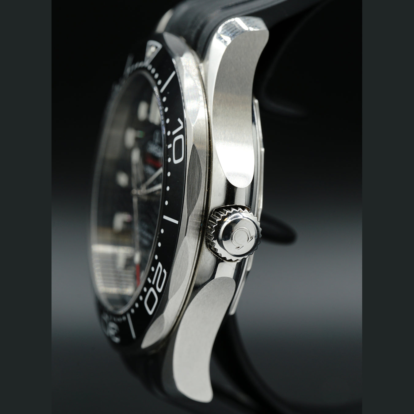 Omega Seamaster Diver 300M Co-Axial Master Chronometer Black Dial on Rubber Strap 210.32.42.20.01.001
