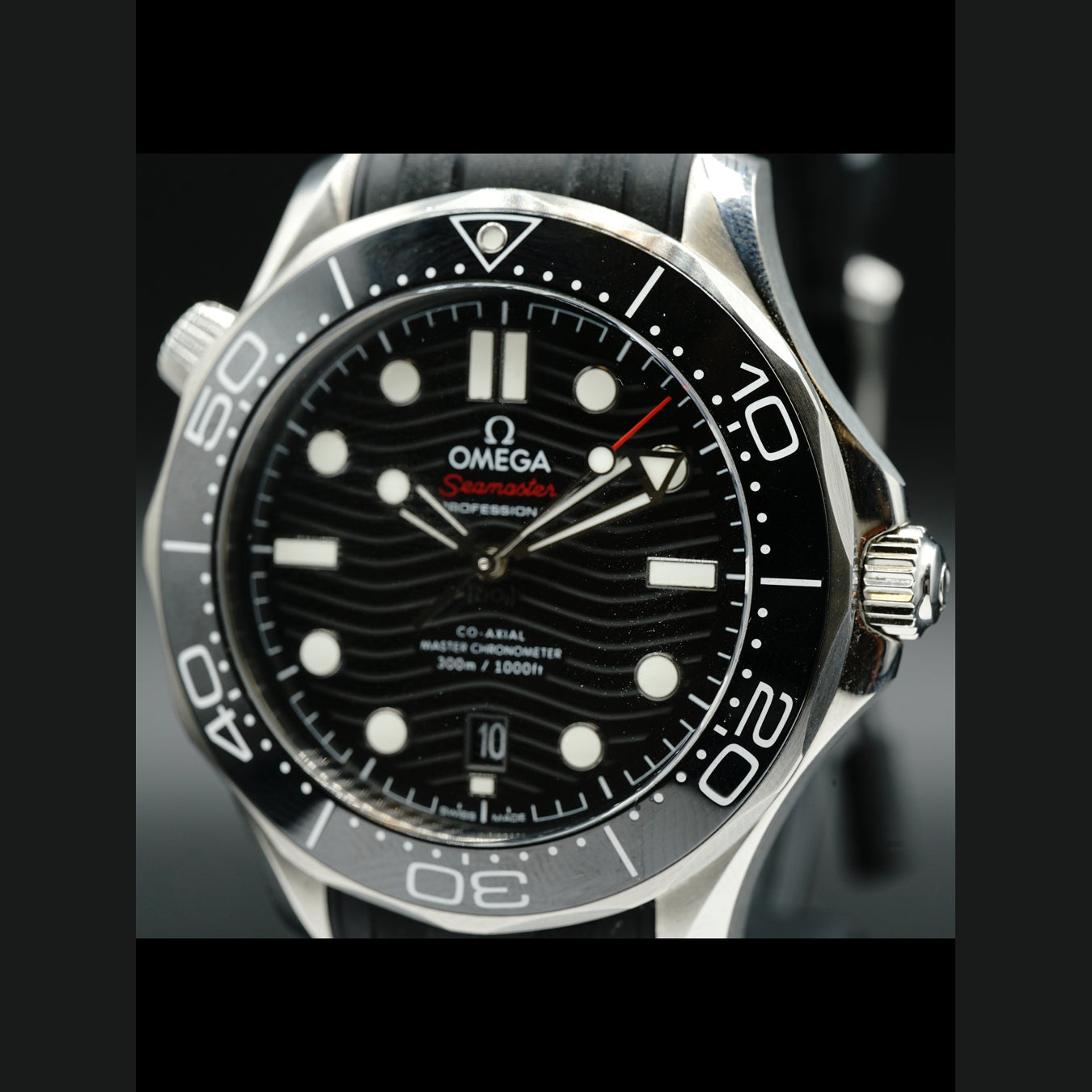 Omega Seamaster Diver 300M Co-Axial Master Chronometer Black Dial on Rubber Strap 210.32.42.20.01.001