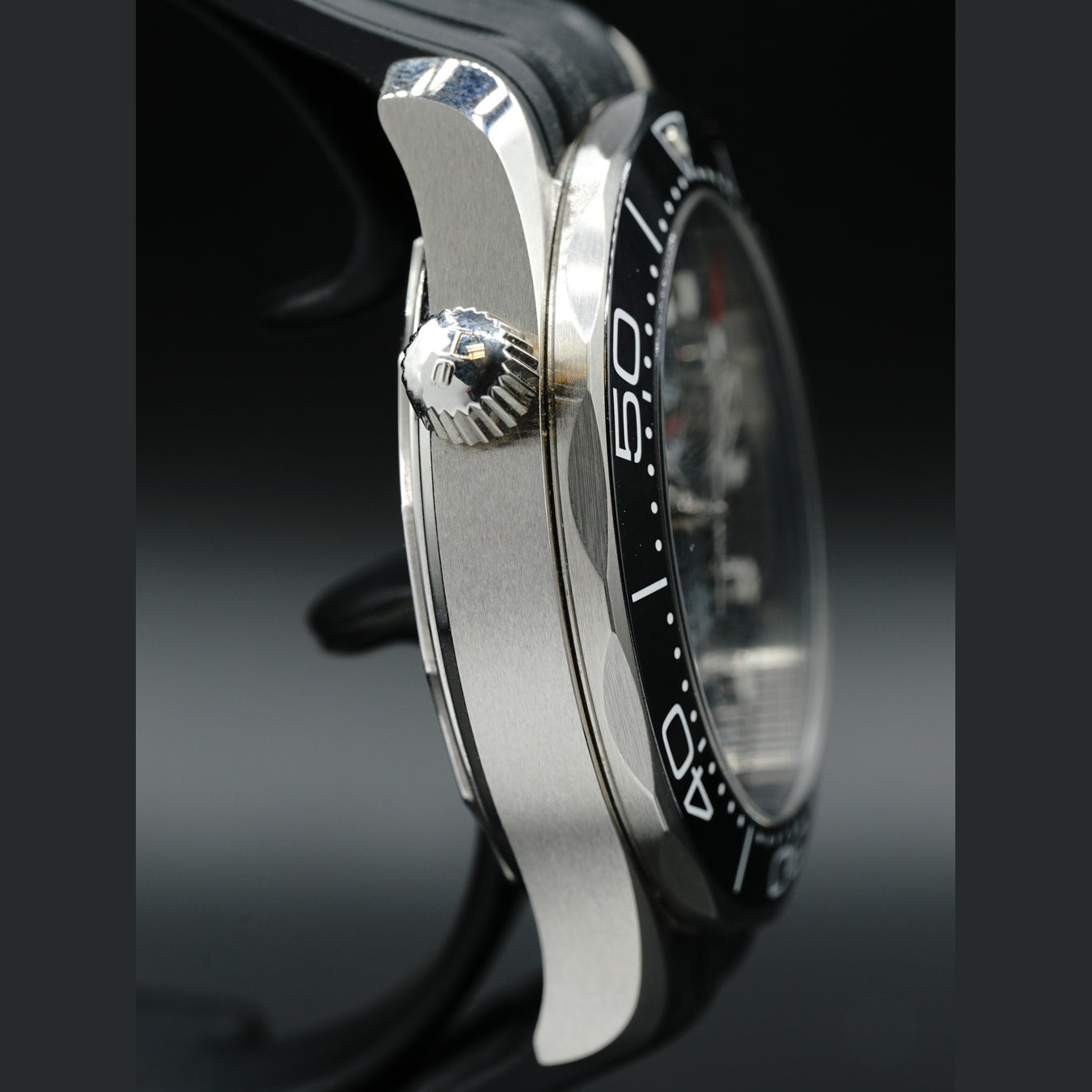 Omega Seamaster Diver 300M Co-Axial Master Chronometer Black Dial on Rubber Strap 210.32.42.20.01.001