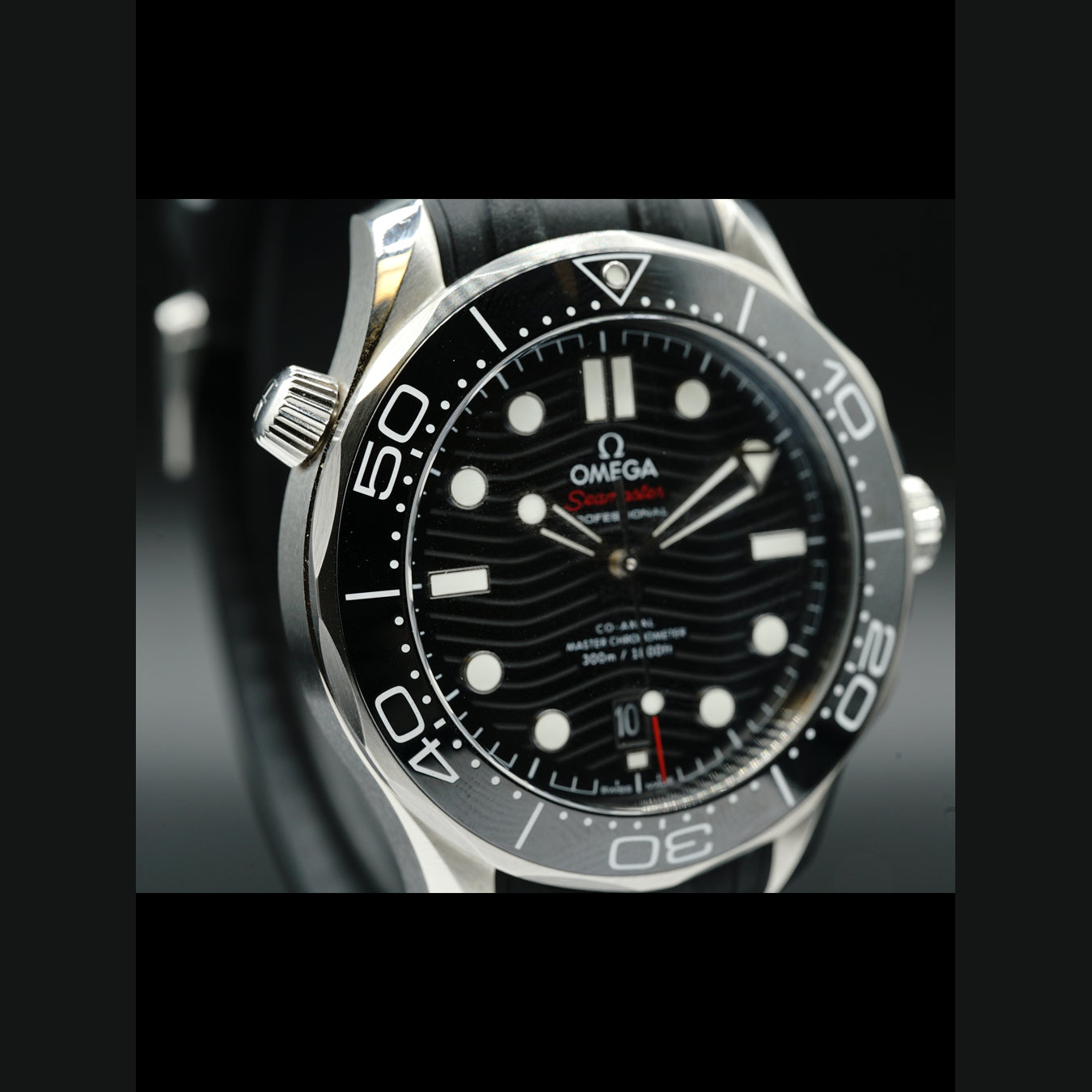 Omega Seamaster Diver 300M Co-Axial Master Chronometer Black Dial on Rubber Strap 210.32.42.20.01.001