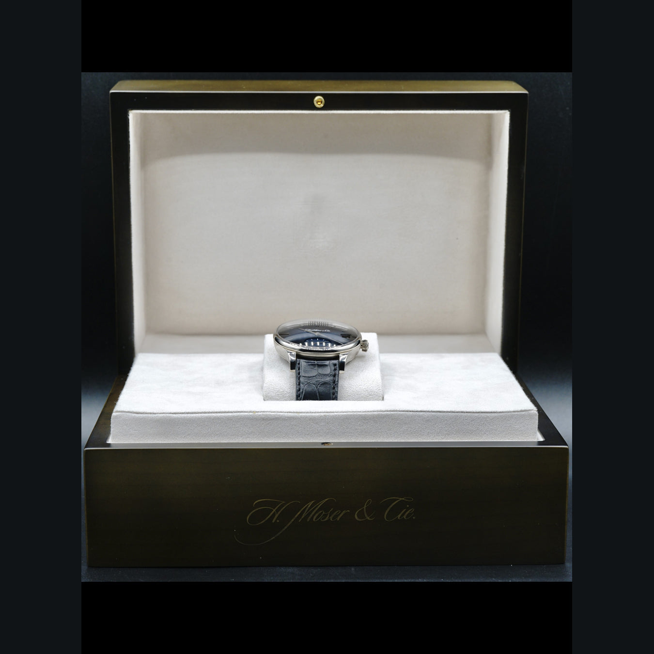 H. Moser & Cie Venturer Big Date White Gold Midnight Blue Fumé Dial 2100-0202