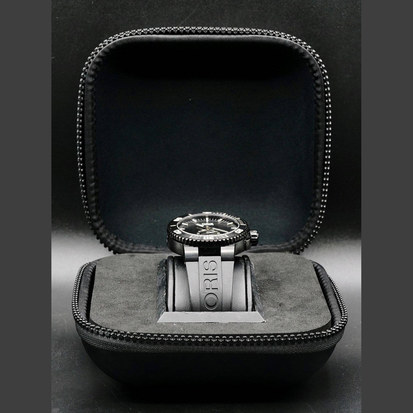 Oris Aquis Titan Small Second Date 01 739 7674 7754-07 4 26 34BTE