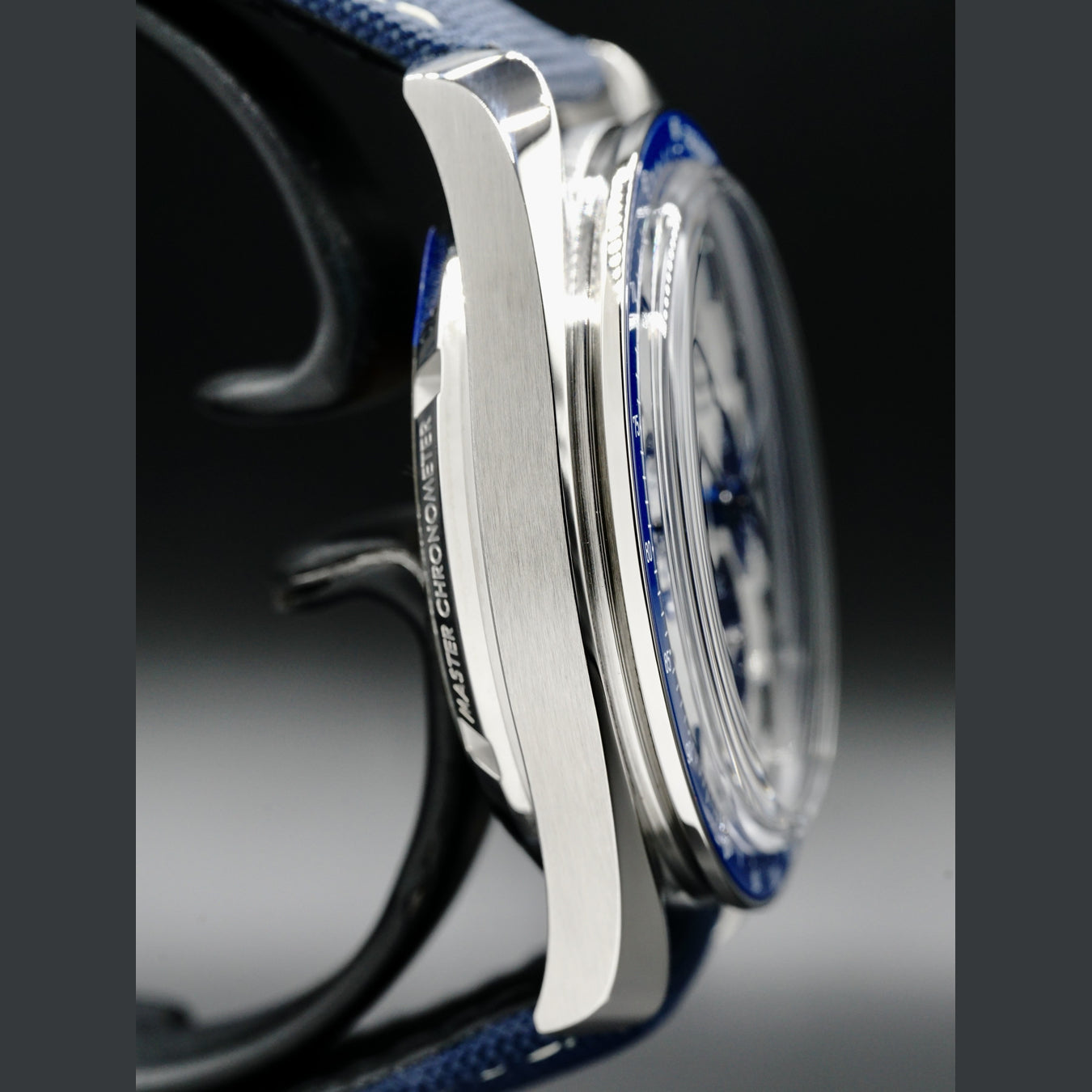Omega Speedmaster Silver Snoopy Award 310.32.42.50.02.001