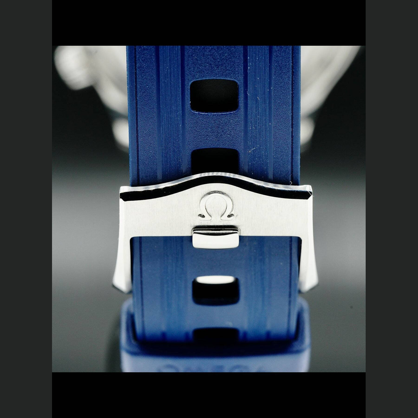 Omega Seamaster Diver 300M Co-Axial Master Chronometer on Rubber Strap 210.32.42.20.03.001