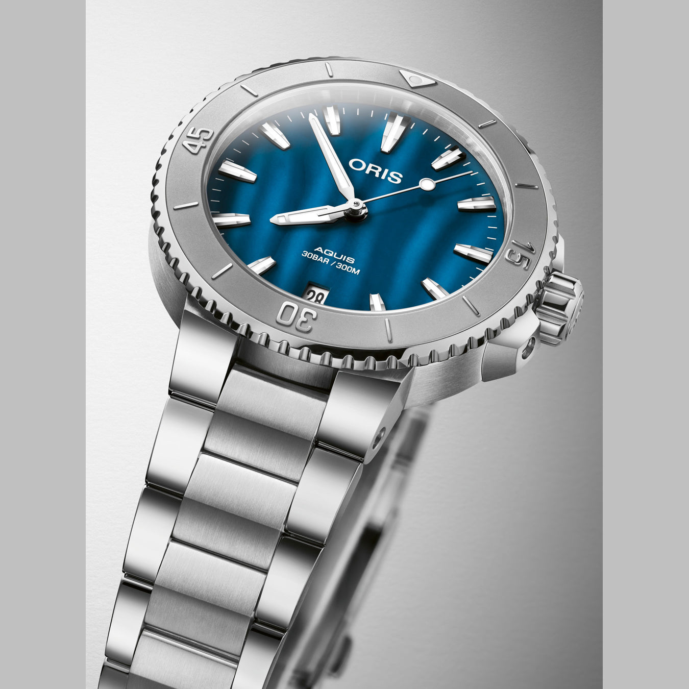 Oris Aquis Date 36.5mm Aegean Blue