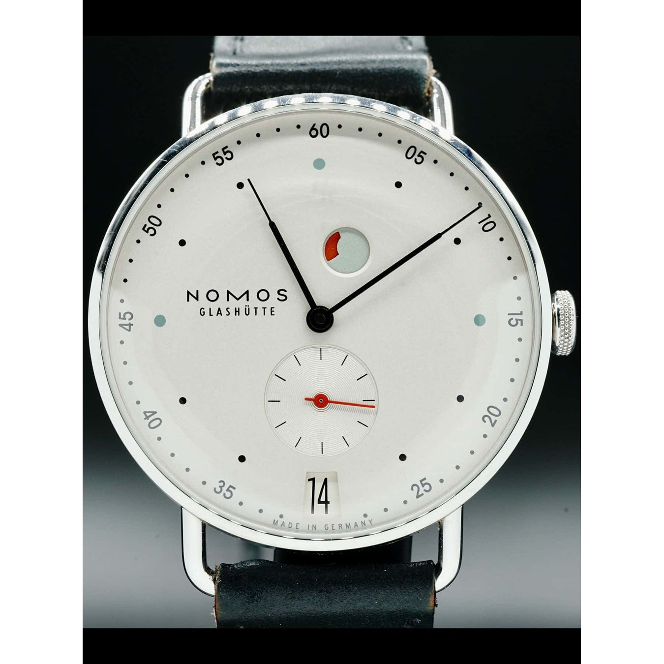 NOMOS Glashütte Metro Datum Gangreserve