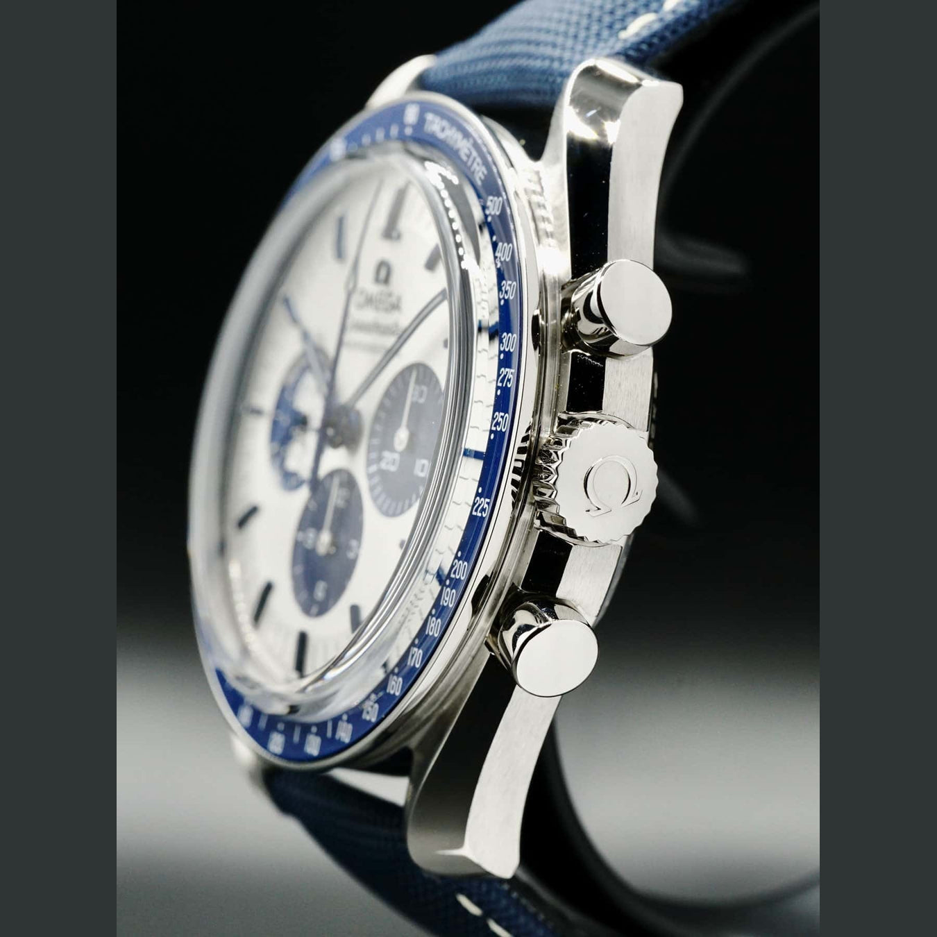 Omega Speedmaster Silver Snoopy Award 310.32.42.50.02.001