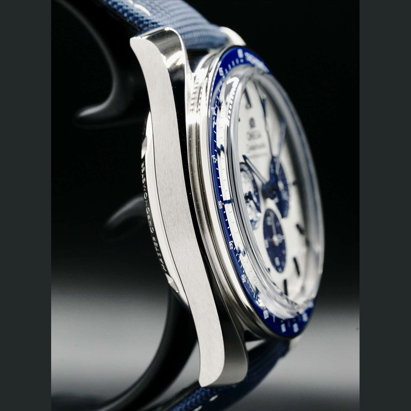 Omega Speedmaster Silver Snoopy Award 310.32.42.50.02.001