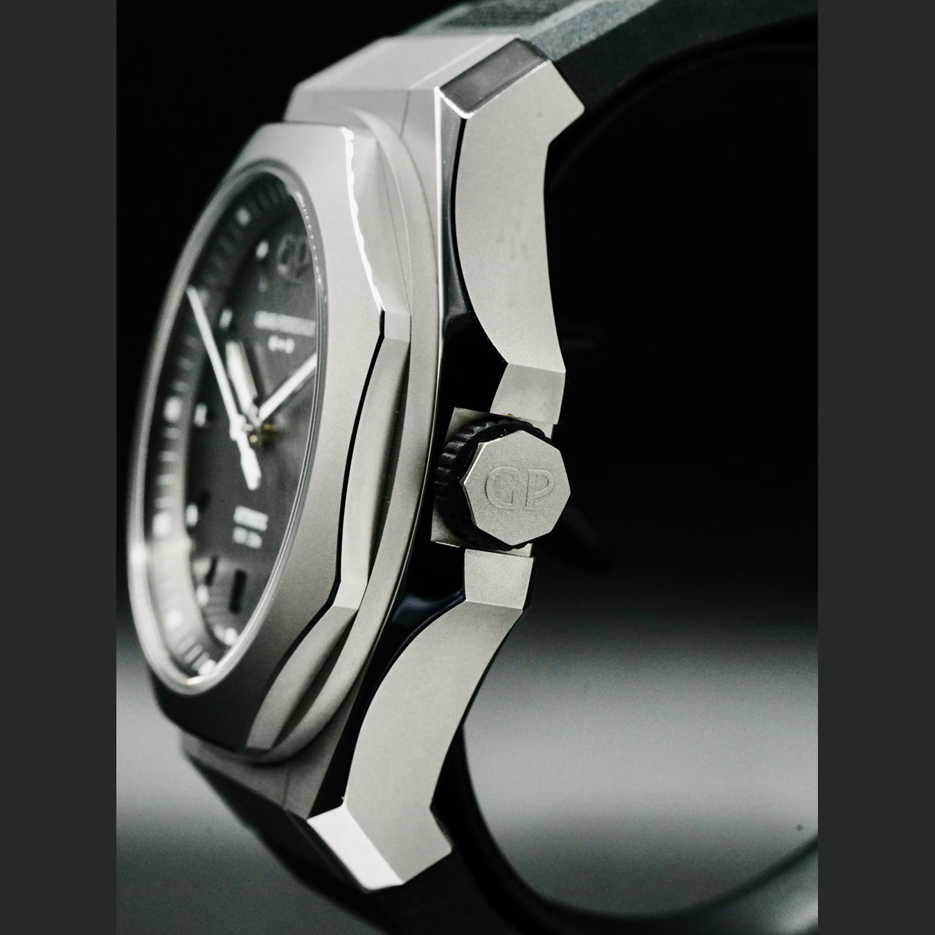 Girard Perragaux Laureato Titanium 81070-21-001-FB6A