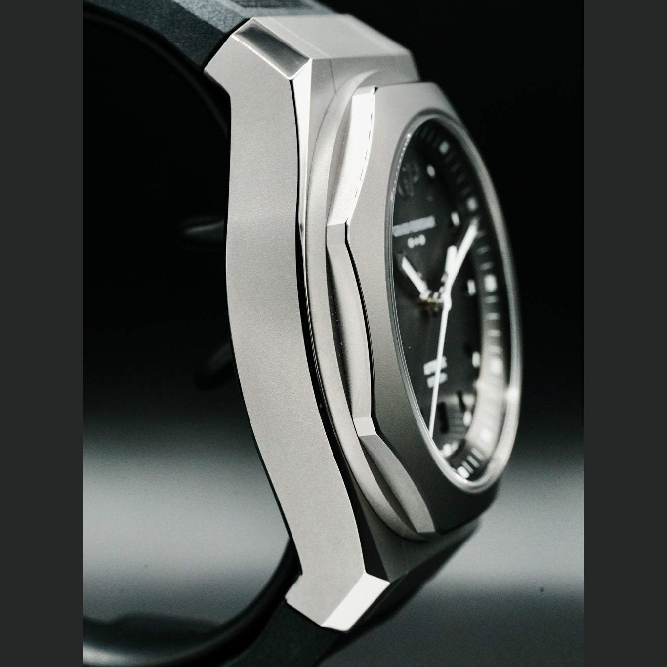 Girard Perragaux Laureato Titanium 81070-21-001-FB6A
