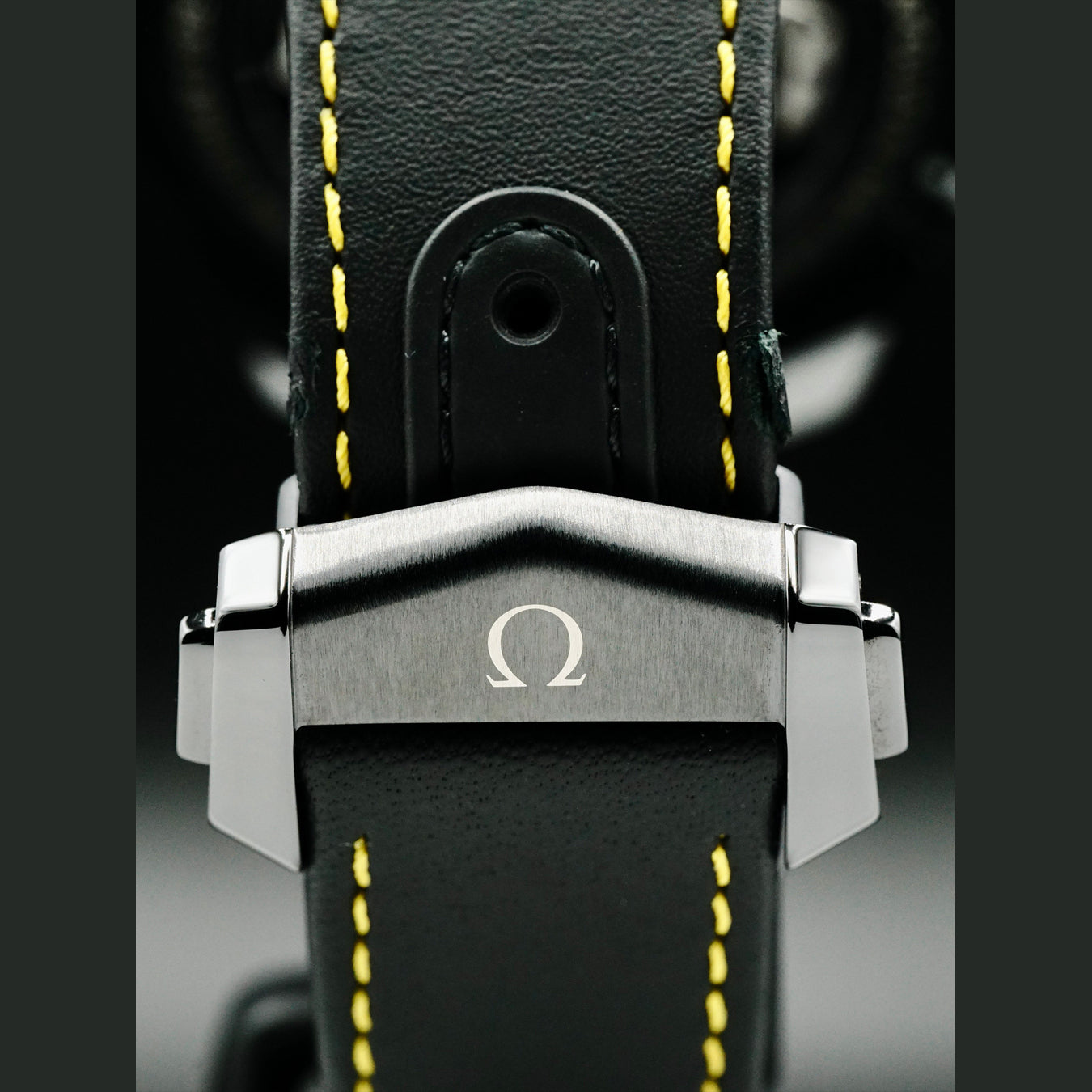 Omega 311.92.44.30.01.001 Speedmaster Moonwatch Dark Side of the Moon Apollo 8