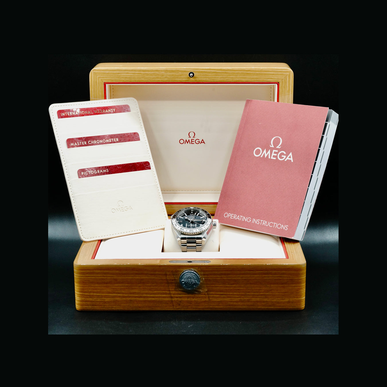 Omega 215.30.44.22.01.001 Planet Ocean 600M Co-Axial Master Chronometer GMT 43.5mm on Bracelet