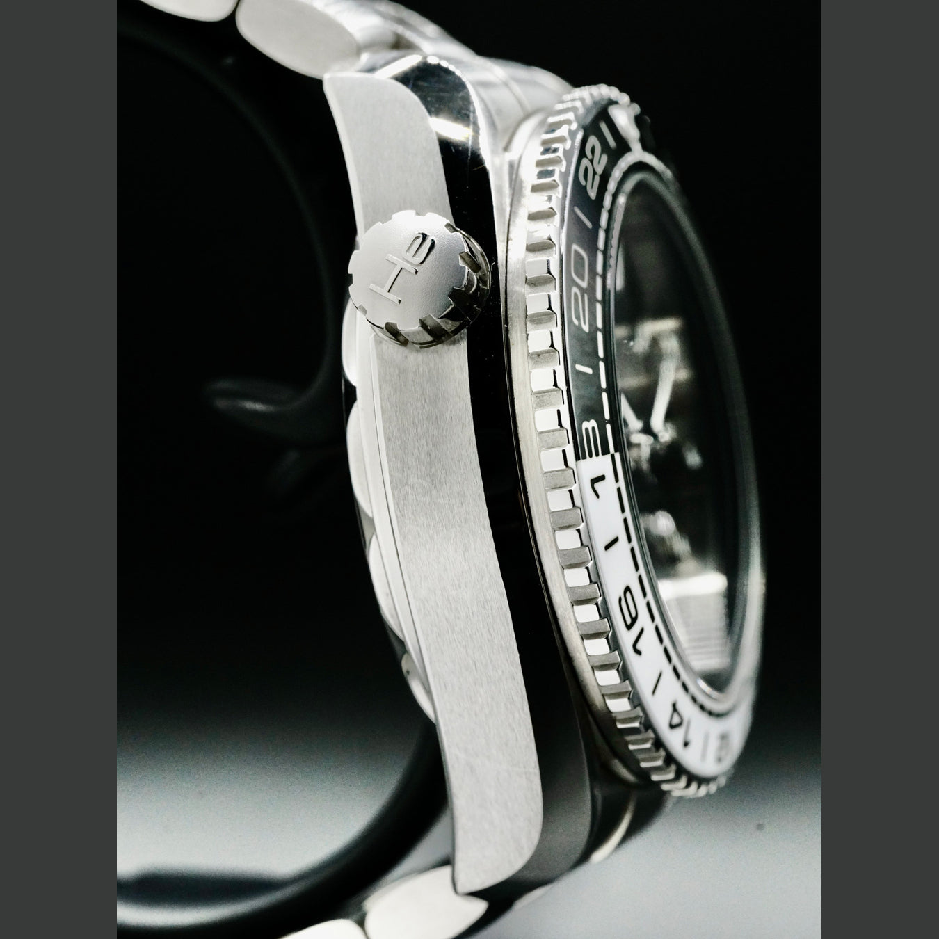 Omega 215.30.44.22.01.001 Planet Ocean 600M Co-Axial Master Chronometer GMT 43.5mm on Bracelet