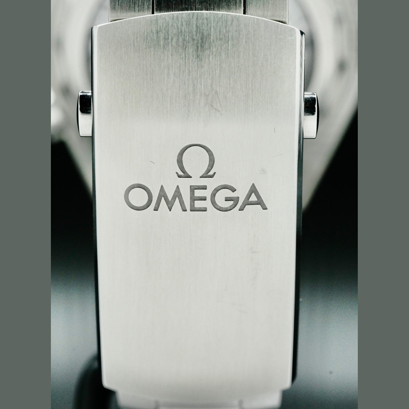 Omega 215.30.44.22.01.001 Planet Ocean 600M Co-Axial Master Chronometer GMT 43.5mm on Bracelet