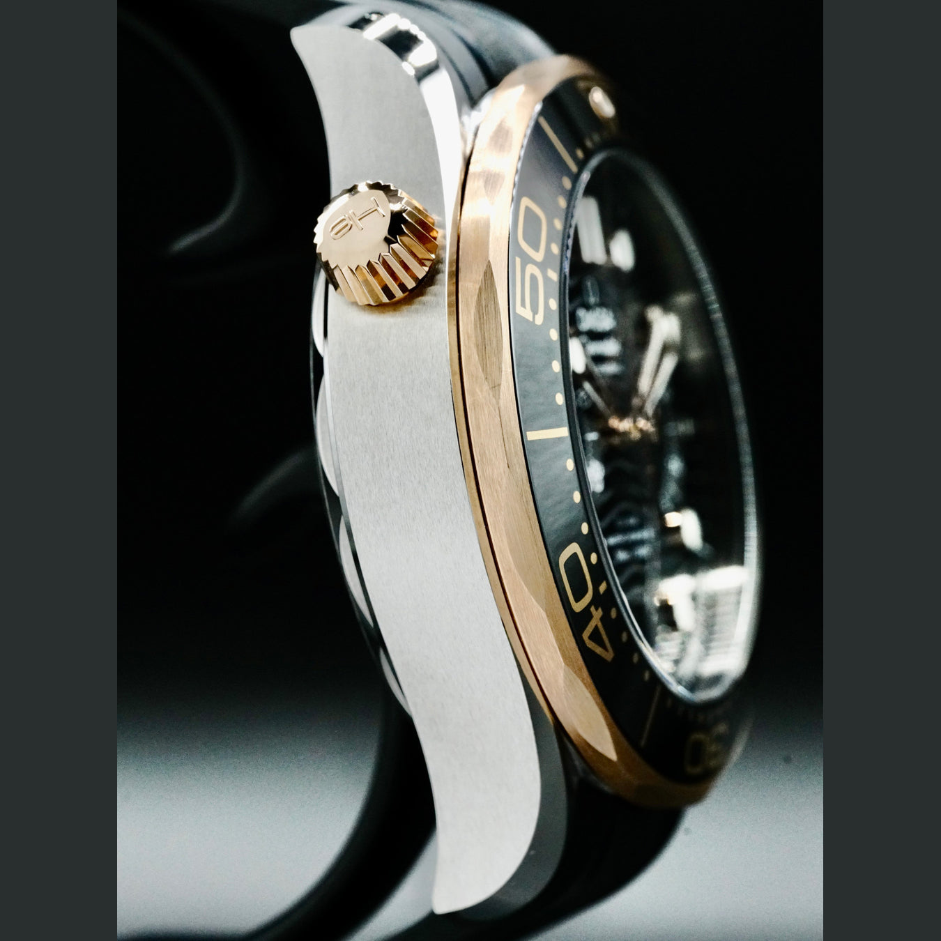 Omega 210.22.44.51.01.001 Seamaster Diver 300m Master Chronometer Chronometer Steel and Gold