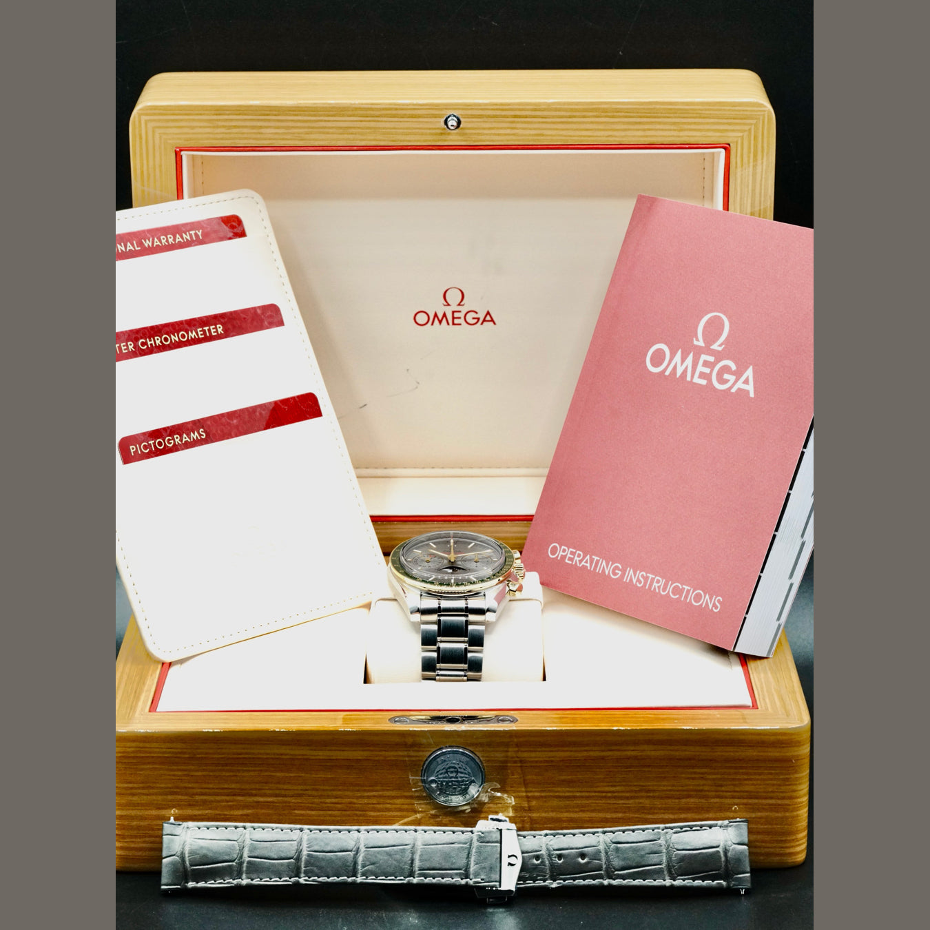 Omega 304.23.44.52.06.001 Speedmaster Moonwatch Master Chronometer Moonphase