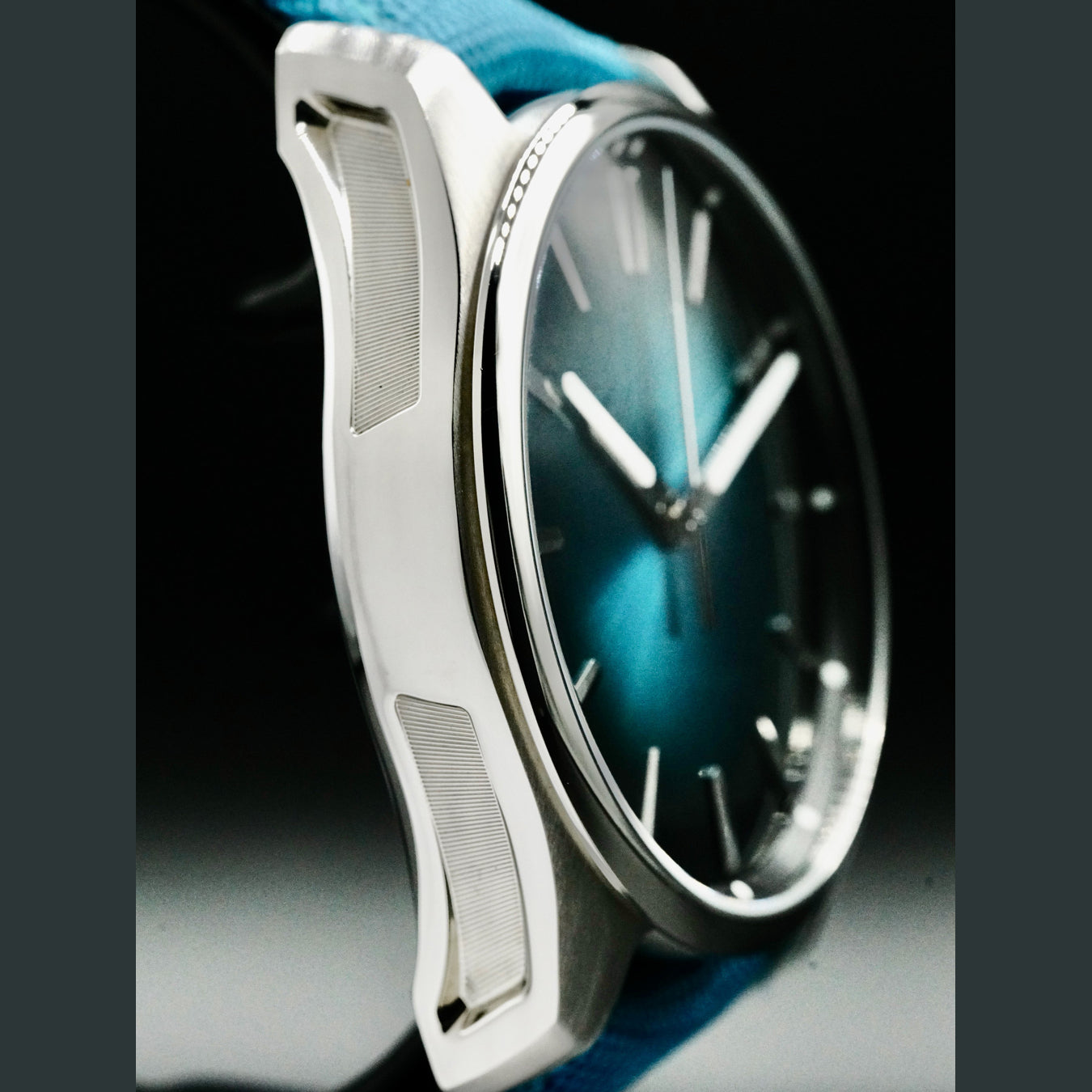 H. Moser and Cie. Pioneer 3200-1214 Centre Seconds Mega Cool