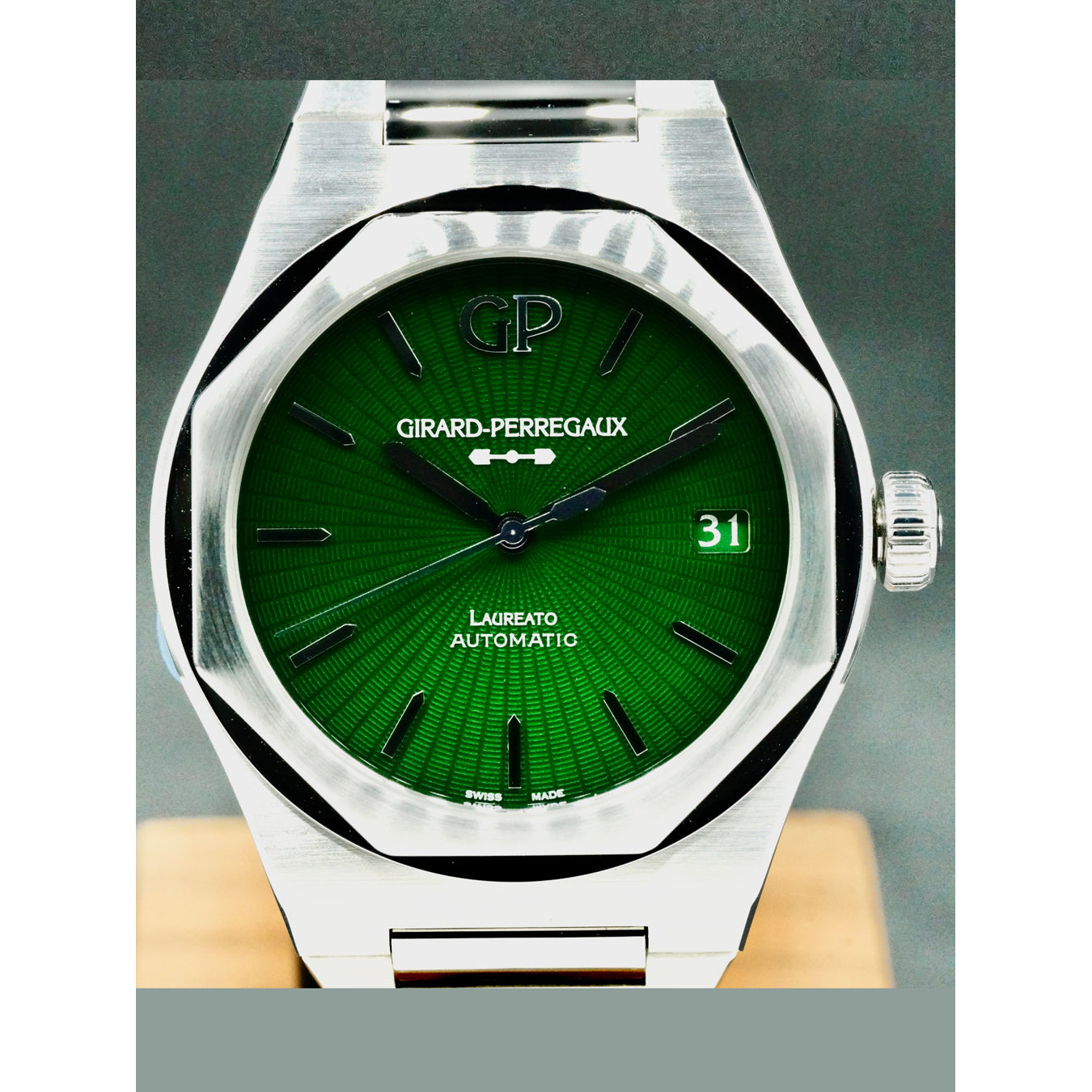 Girard Perragaux 81010-11-433-11A Laureato Eternity Edition Green Dial
