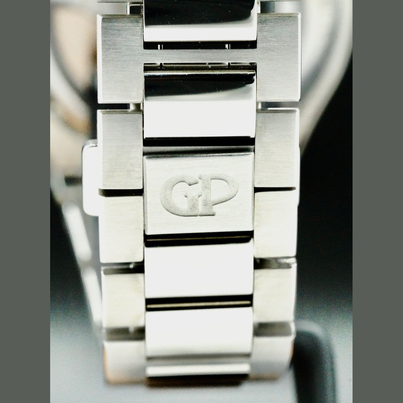 Girard Perragaux 81010-11-433-11A Laureato Eternity Edition Green Dial