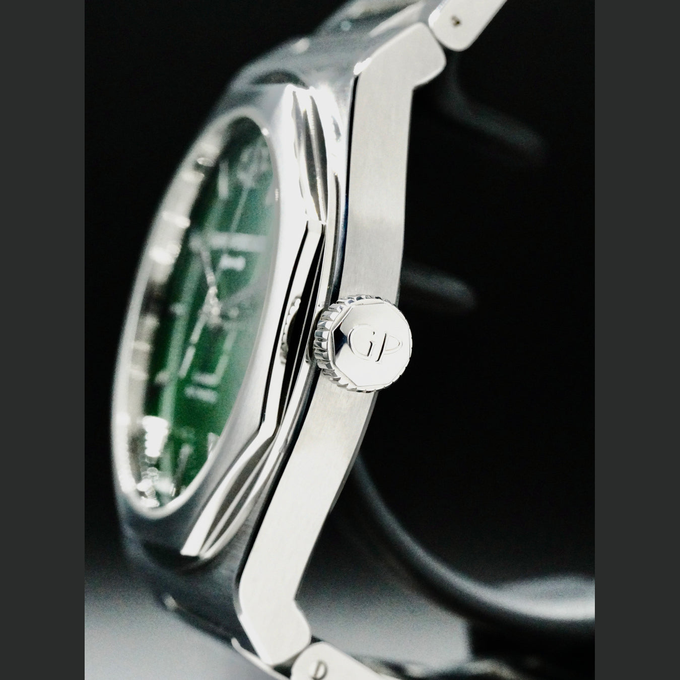 Girard Perragaux 81010-11-433-11A Laureato Eternity Edition Green Dial