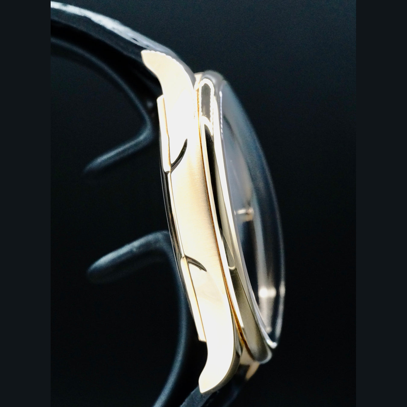 H. Moser & Cie. 2327-0410 Venturer Vantablack