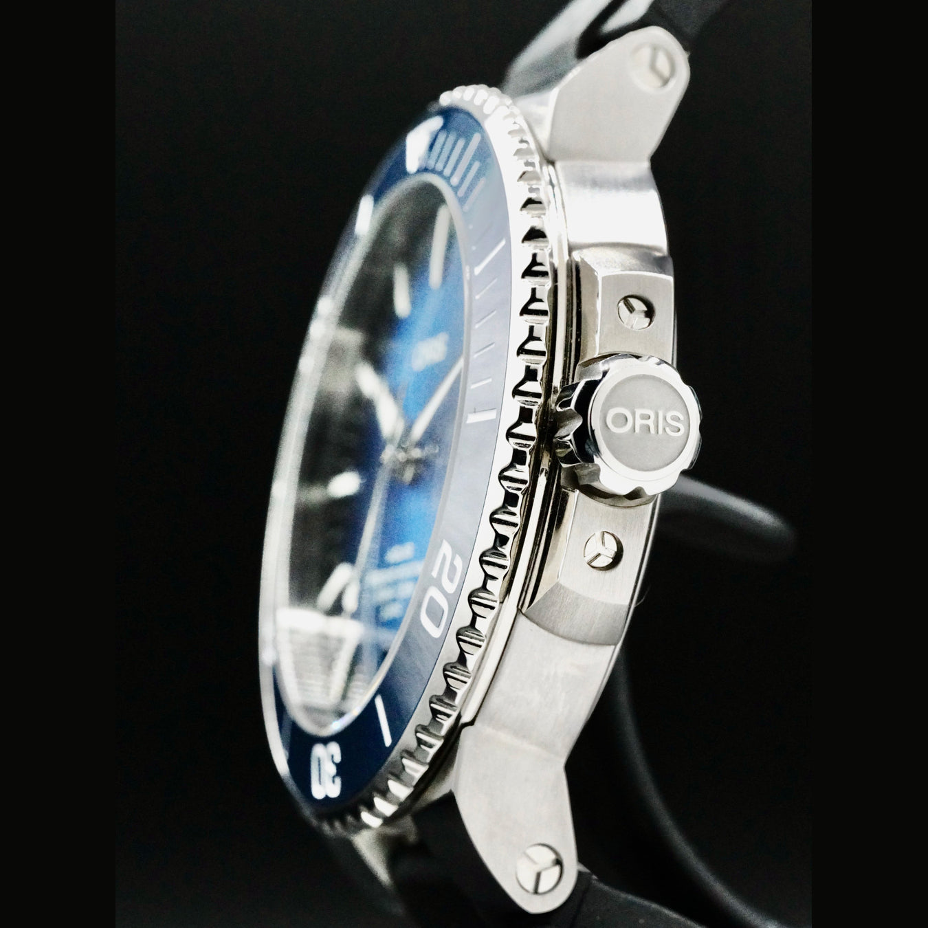 Oris 01 400 7763 4135-07 4 24 74EB Aquis Date Calibre 400 on Rubber Strap