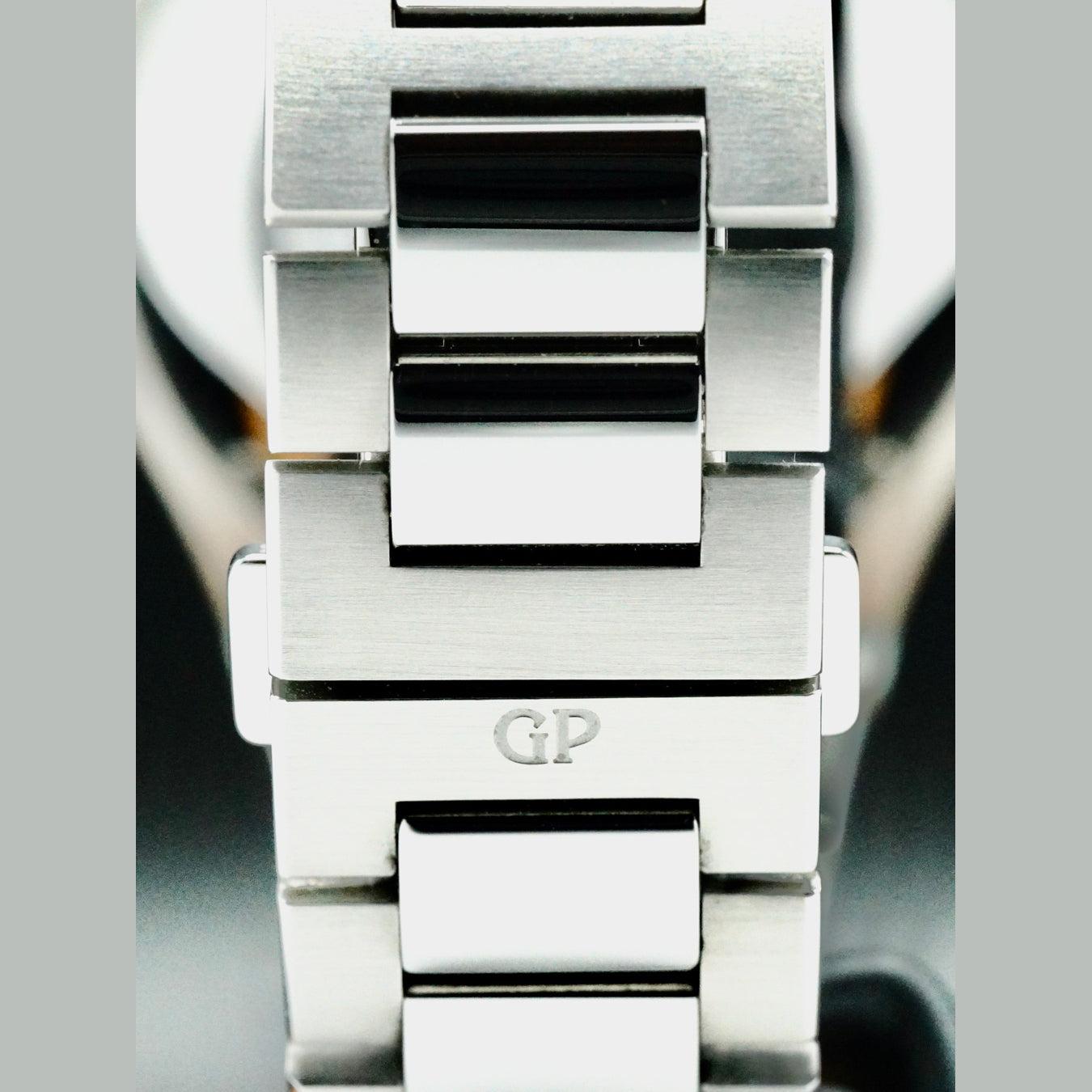 Girard Perregaux 81000-11-131-11A Laureato Limited Edition