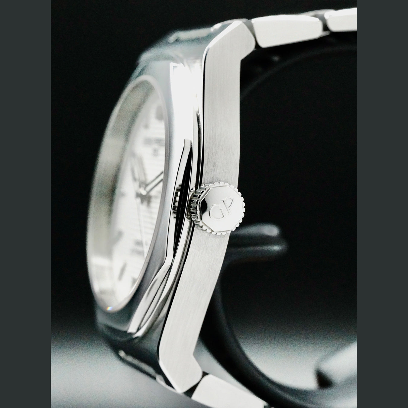 Girard Perregaux 81000-11-131-11A Laureato Limited Edition
