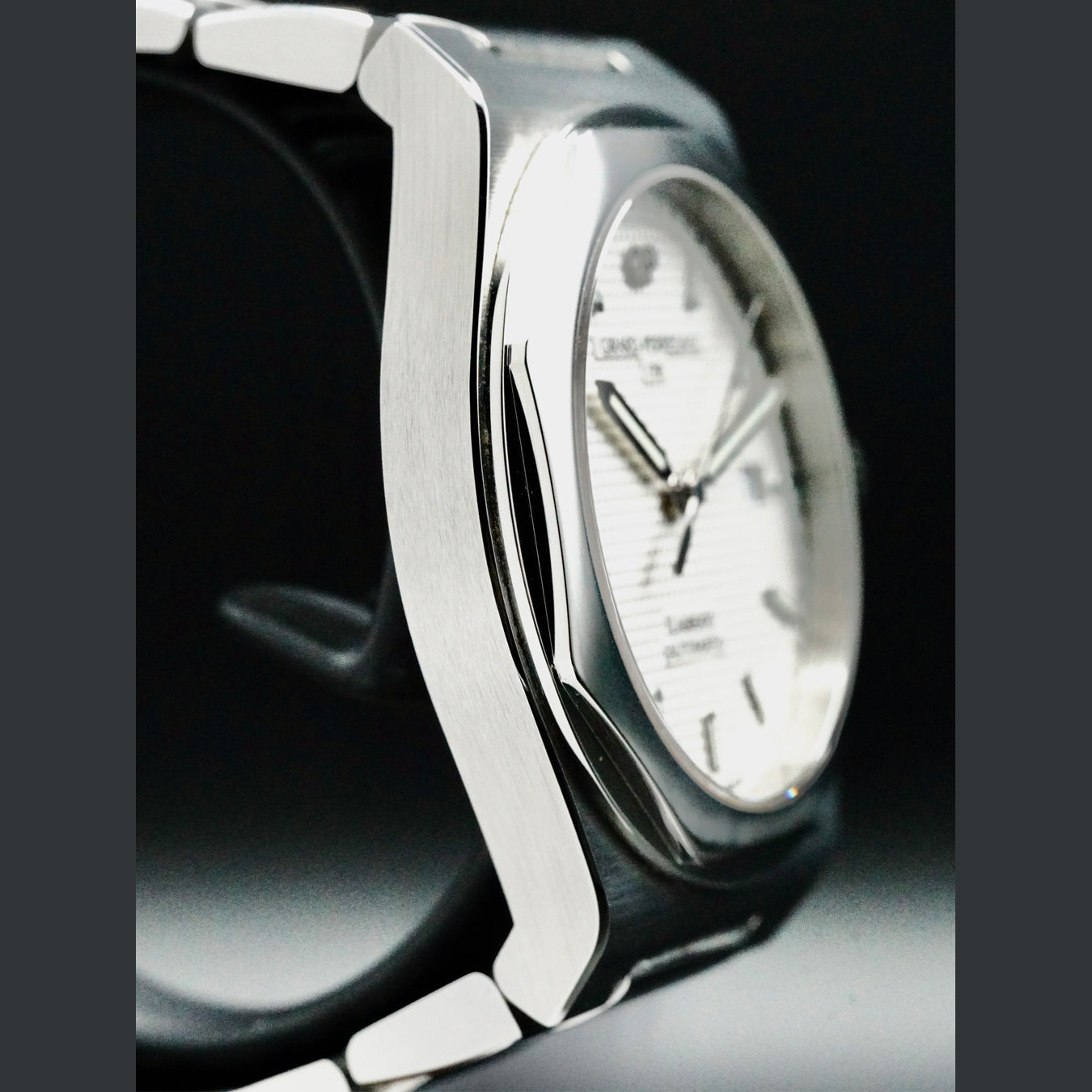 Girard Perregaux 81000-11-131-11A Laureato Limited Edition