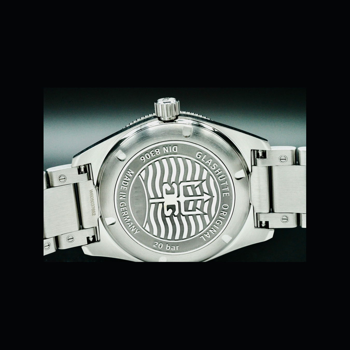 Glashütte Original 1-39-11-06-80-70 SeaQ Panodate SS Black Dial on Bracelet