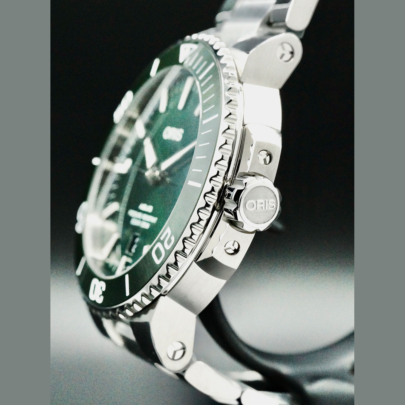 Oris Aquis Date Green Dial on Bracelet 01 733 7730 4157-07 8 24 05PEB