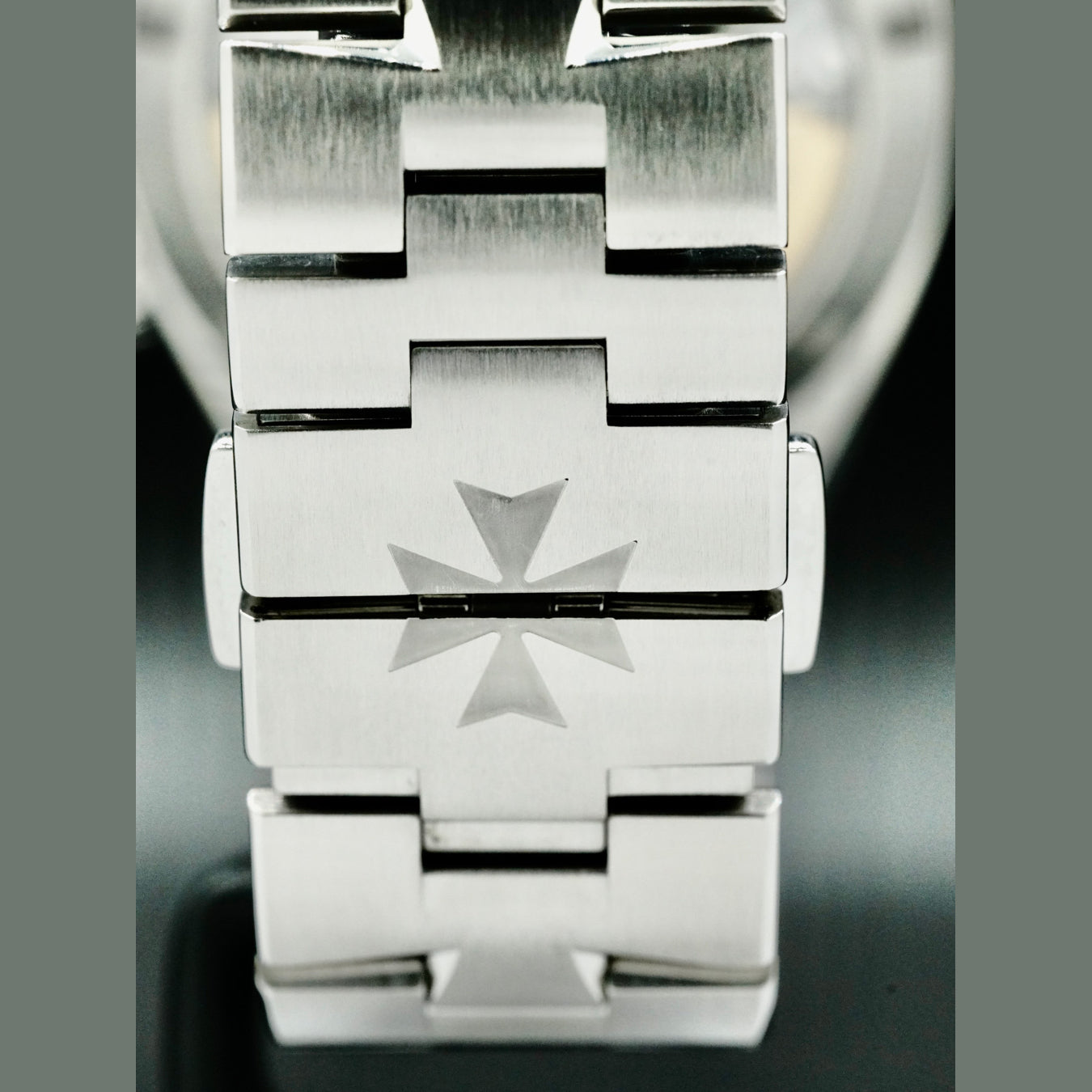 Vacheron Constantin 7900V/110A-B334 Overseas Dual Time