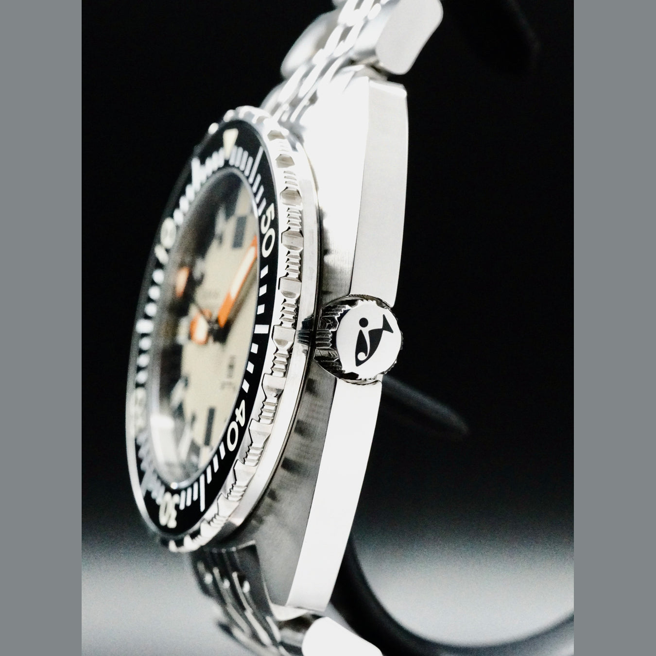 DOXA Army Stainless Steel Bezel 785.10.031.10 on Bracelet