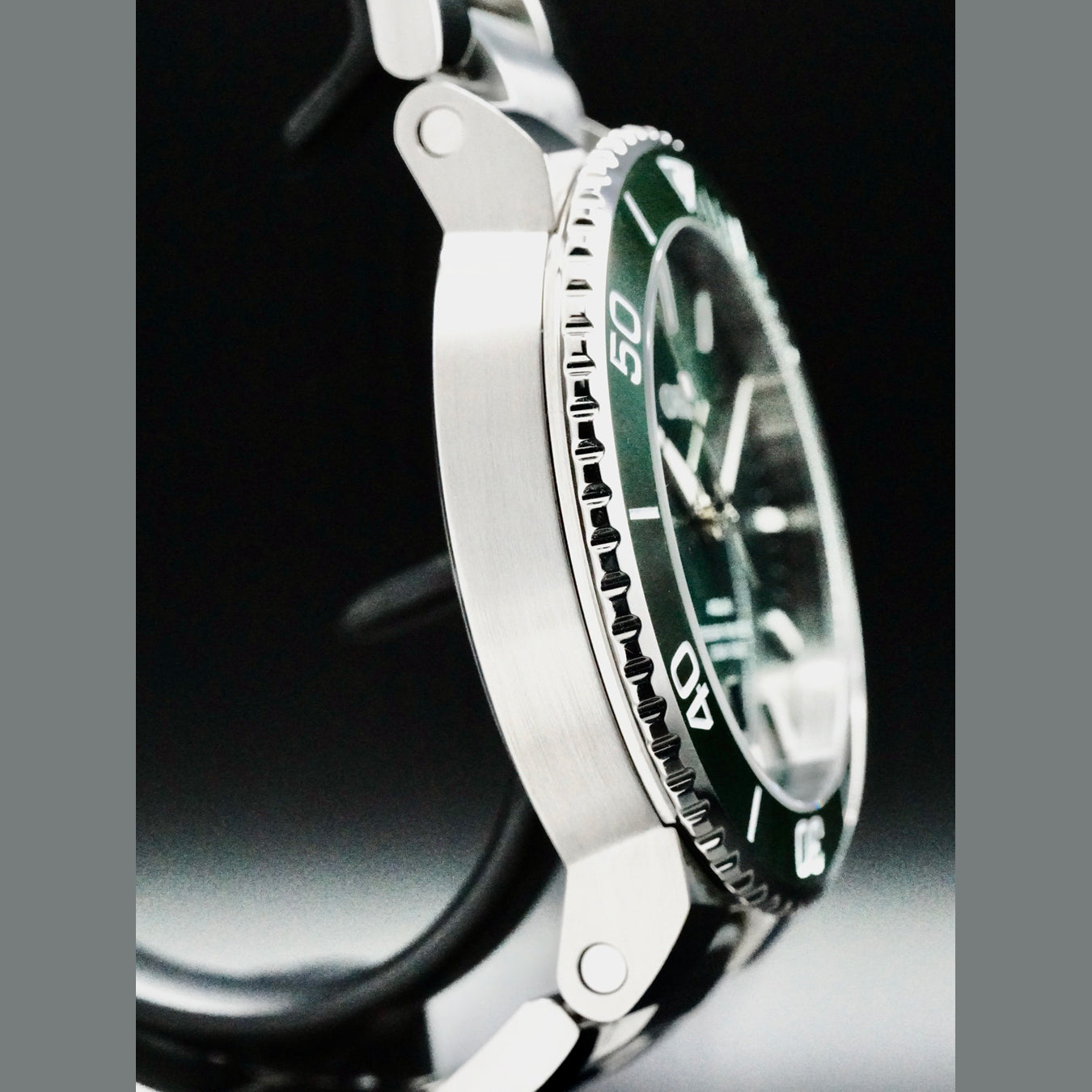 Oris 01 733 7730 4157-07 8 24 05PEB Aquis Date Green Dial on Bracelet