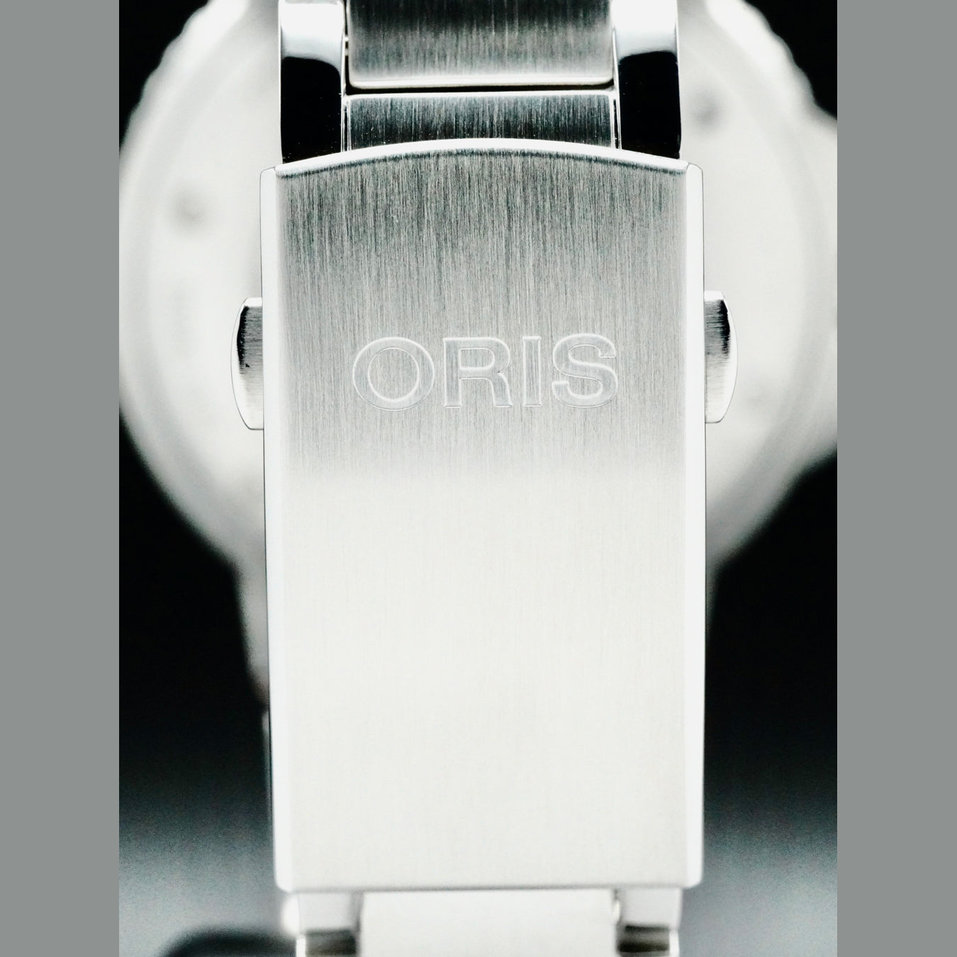 Oris 01 733 7730 4157-07 8 24 05PEB Aquis Date Green Dial on Bracelet