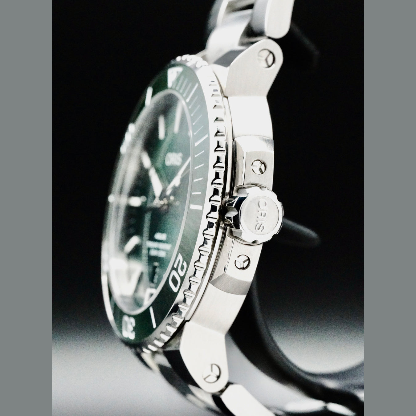 Oris 01 733 7730 4157-07 8 24 05PEB Aquis Date Green Dial on Bracelet