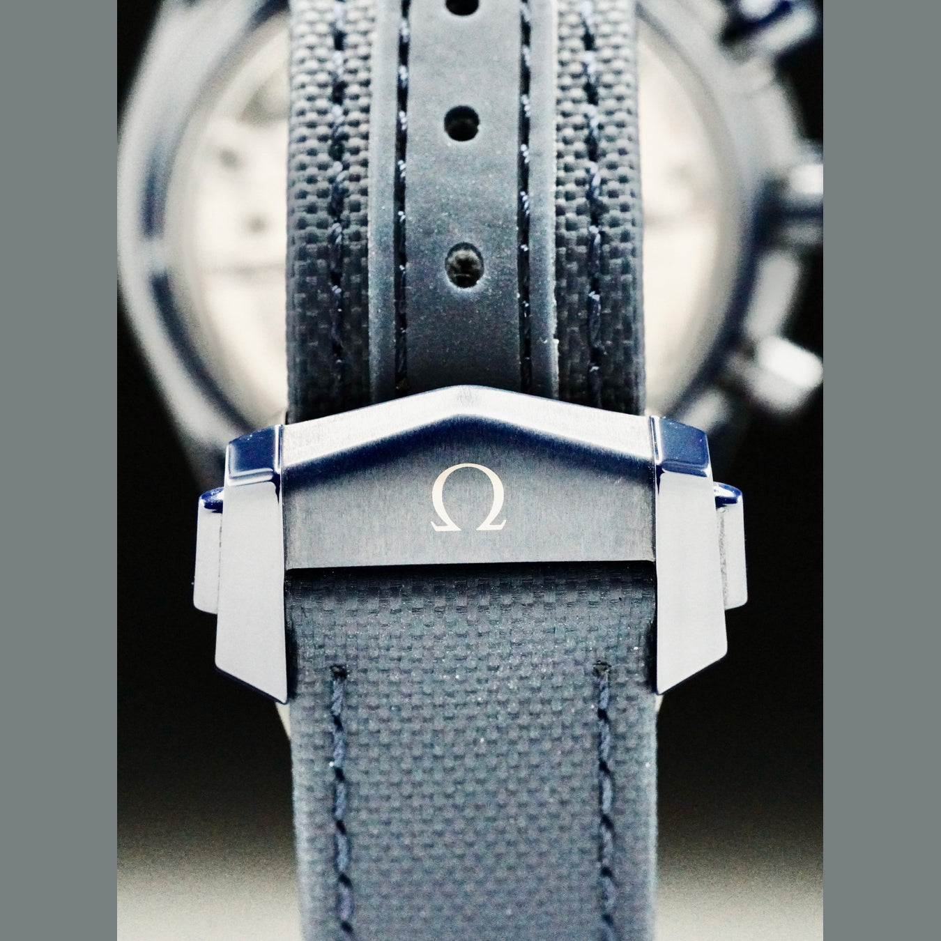 Omega Speedmaster Blue Side Of The Moon 304.93.44.52.03.001