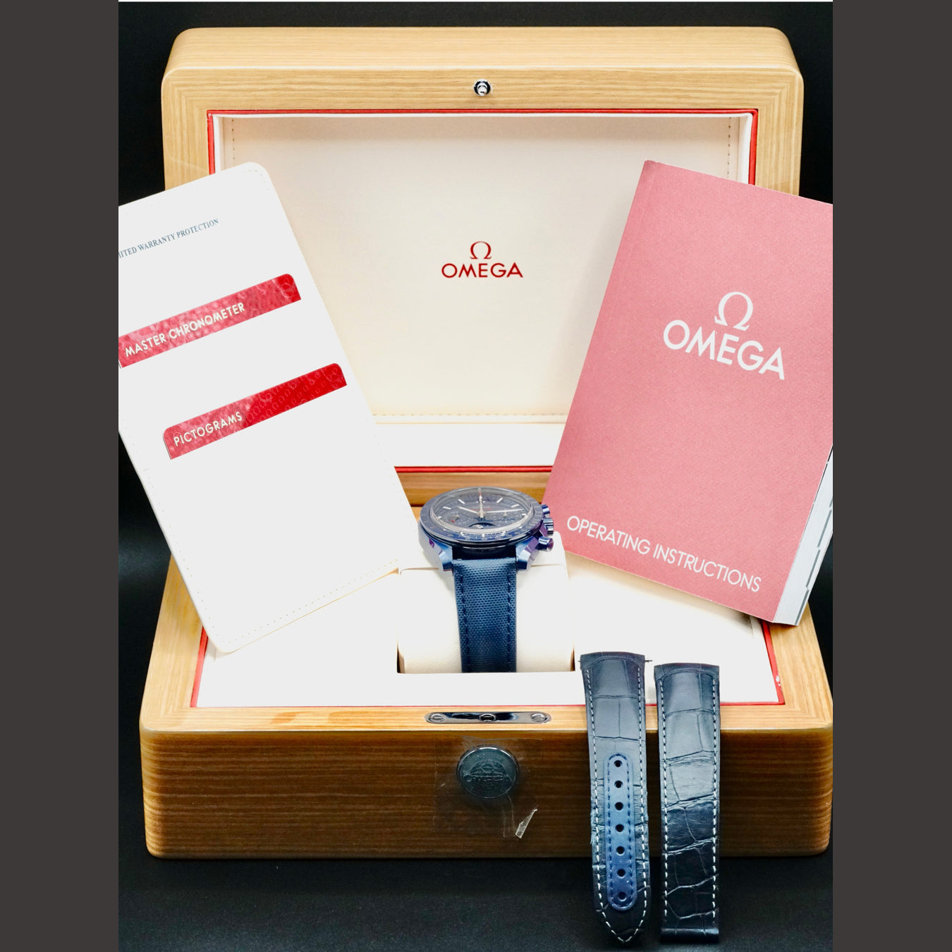 Omega Speedmaster Blue Side Of The Moon 304.93.44.52.03.001