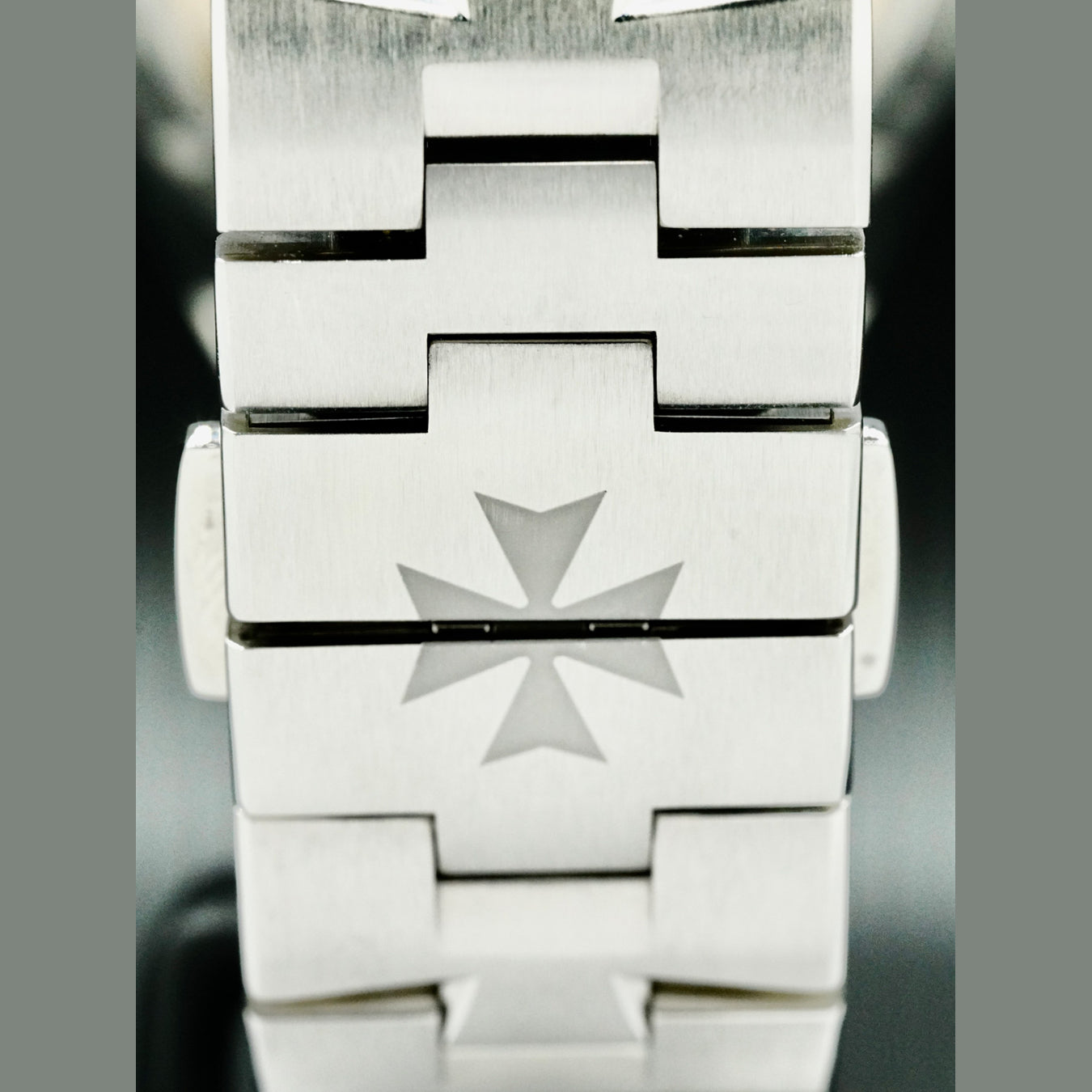 Vacheron Constantin 7900V/110A-B333 Overseas Dual Time Stainless Steel