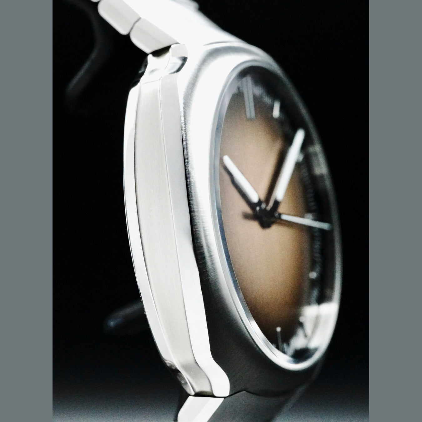 H. Moser & Cie. 6200-1207 Streamliner Centre Seconds Salmon Dial