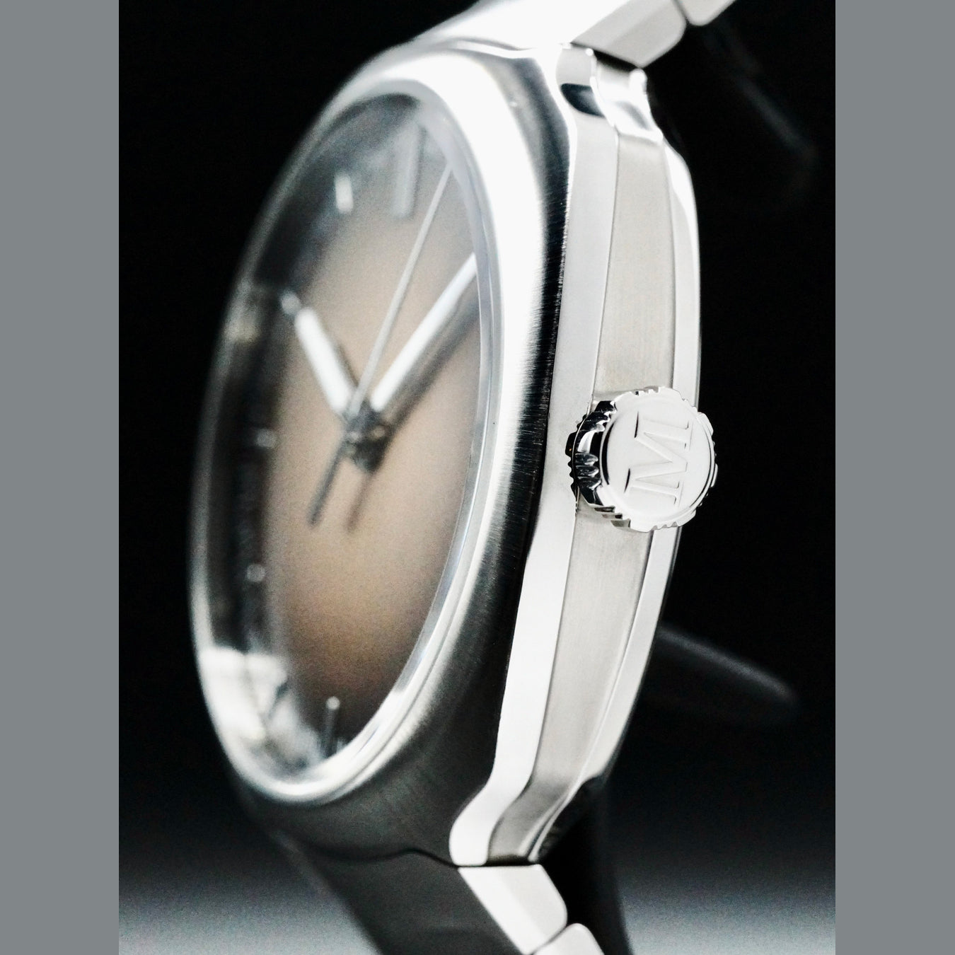H. Moser & Cie. 6200-1207 Streamliner Centre Seconds Salmon Dial