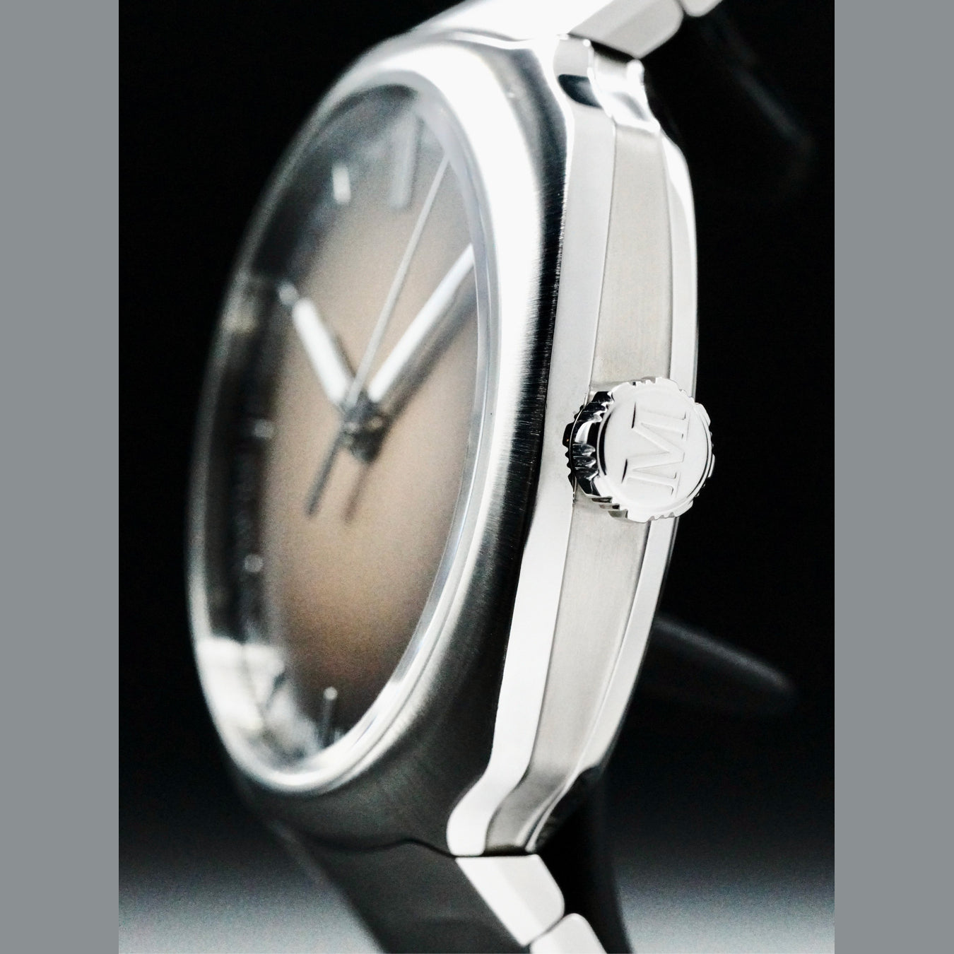 H. Moser & Cie. 6200-1207 Streamliner Centre Seconds Salmon Dial