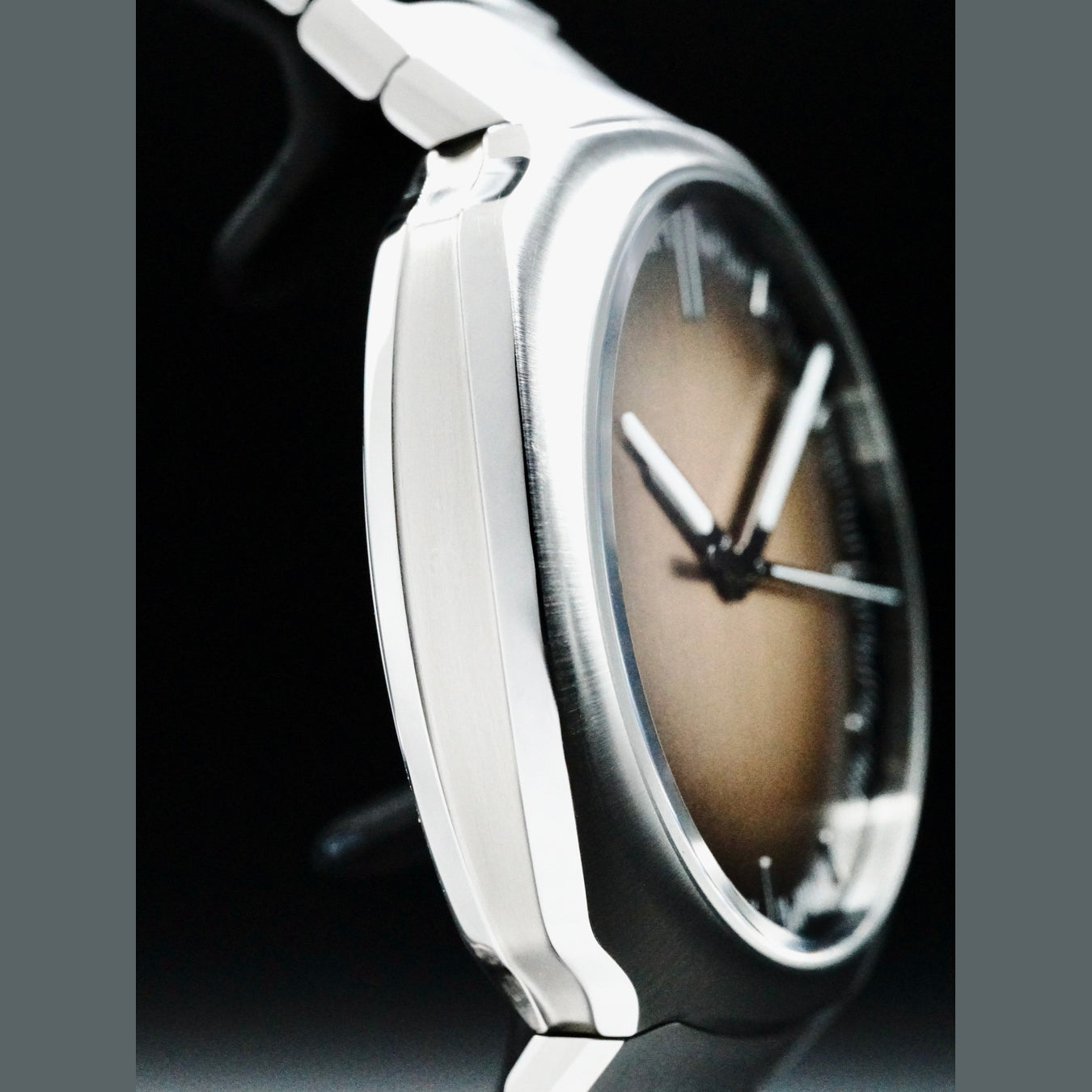 H. Moser & Cie. 6200-1207 Streamliner Centre Seconds Salmon Dial