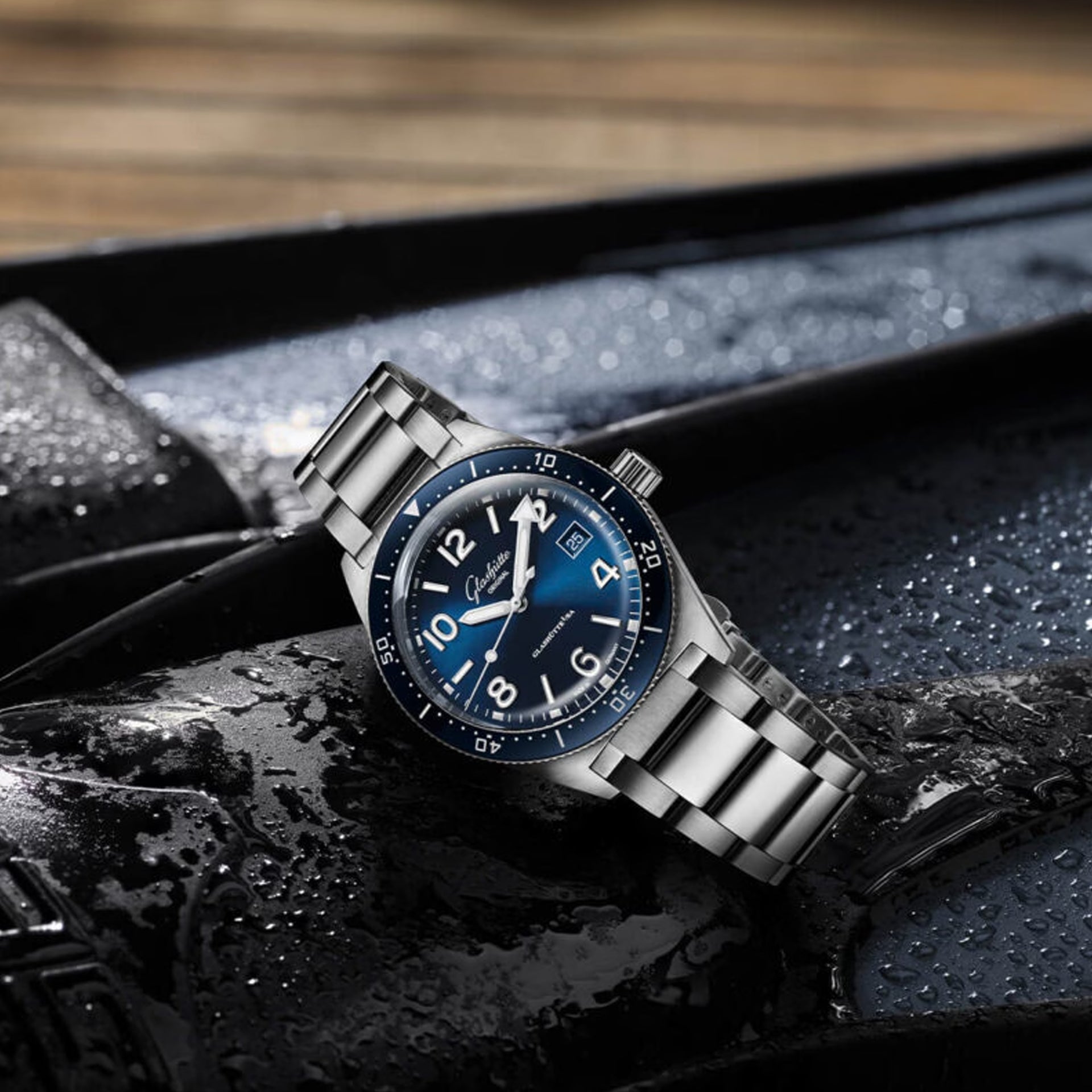 Glashütte Original SeaQ Blue Dial 39.5mm on Bracelet with Solid Caseback
