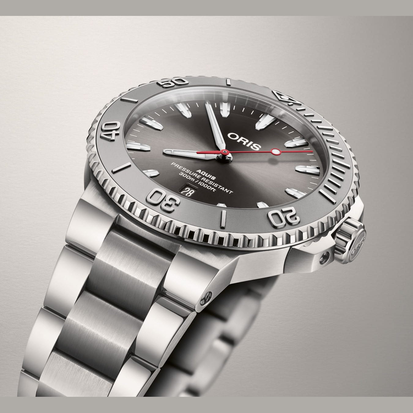 Oris 01 733 7789 4153-07 8 23 04PEB Aquis Date Relief Silver Dial On Bracelet