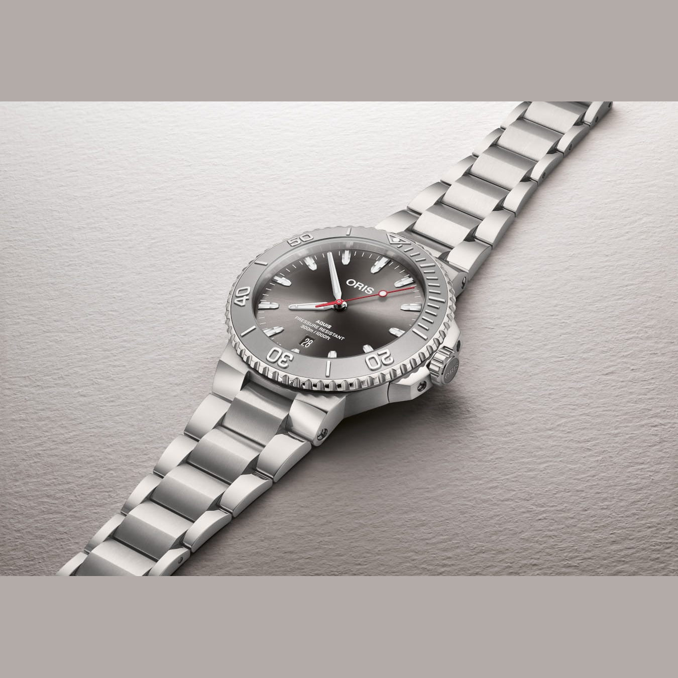 Oris 01 733 7789 4153-07 8 23 04PEB Aquis Date Relief Silver Dial On Bracelet